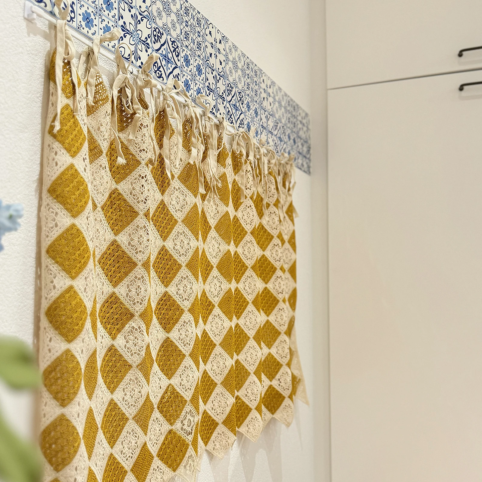 ستارة نصف باب مطرزة يدويًا باللون الأصفر الخردلي مع ربط خلفي لتغطية الخزانة