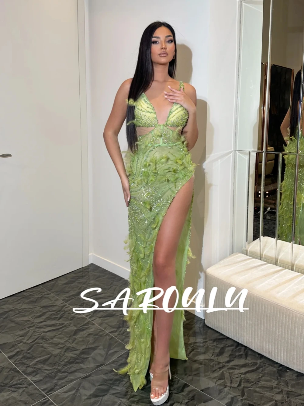 

Celebrity Green Sexy High Split Evening Gown Luxurious Pearls Sleeveless Straight Prom Dress Customized Feathered Women Wear
