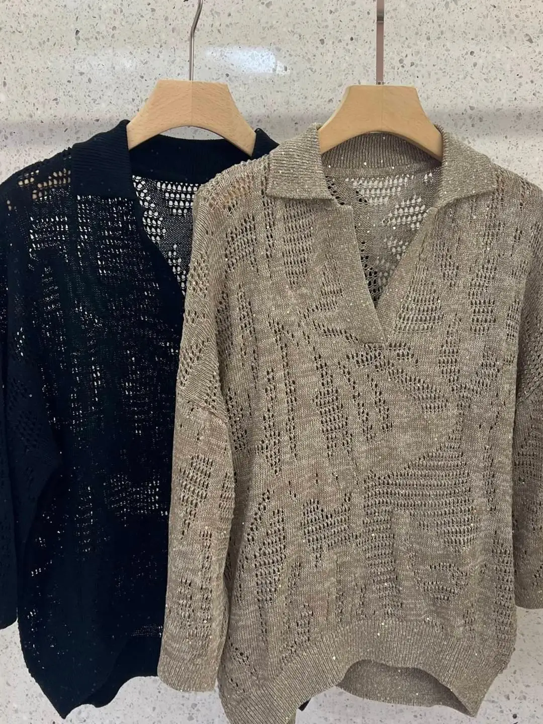 

Женская свободная и стройнящая рубашка-поло из льняной вязаной ткани с вырезами.