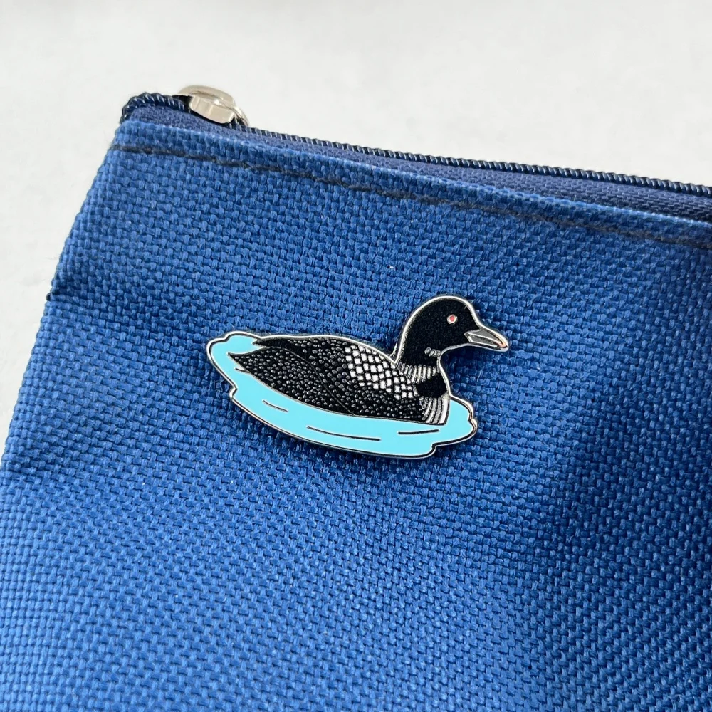 Common Loon Metallbrosche, niedliche Wasservogel-Emaille-Anstecknadel, kanadisches Great Northern Taucher-Abzeichen, Kleidungs- und Rucksack-Reversnadel, Naturgeschenk – Detail 4