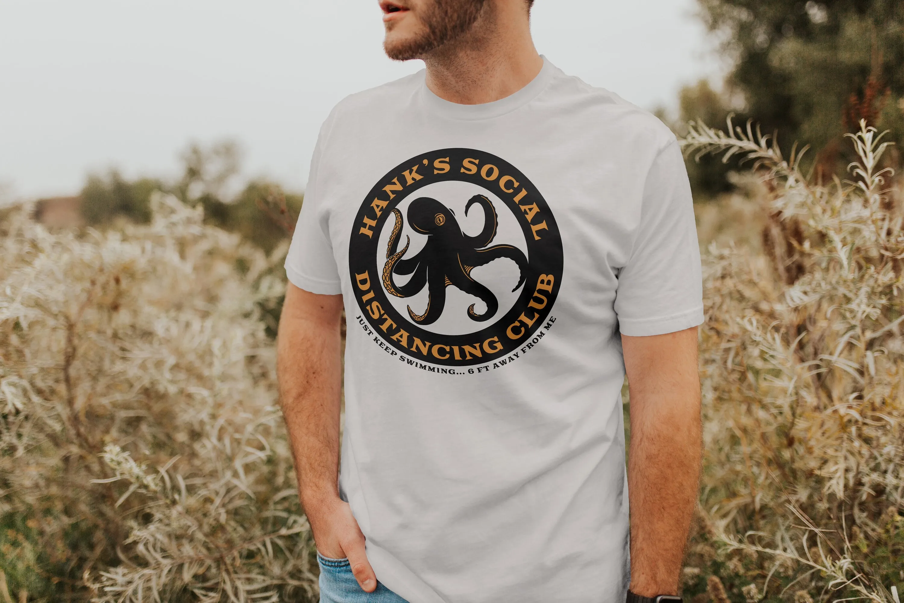 ハンクのソーシャルディスタンシングクラブのTシャツ、水泳を続けて、私から6フィート離れています