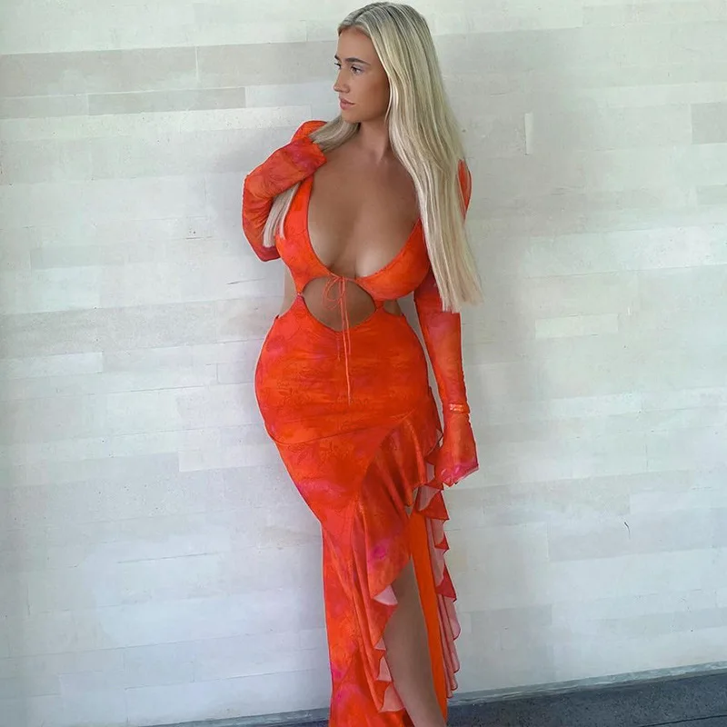 Gaun seksi dengan kerah V, depan terbuka, lengan panjang, dan belahan tinggi