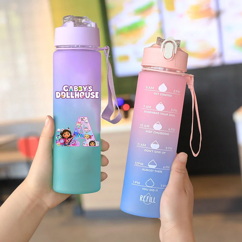 

Кукольный домик Габби, бутылка для воды с соломой, милые мультяшные буквы, фигурка A-Z, пластиковая чашка с принтом, модный спортивный чайник для девочек, подарки