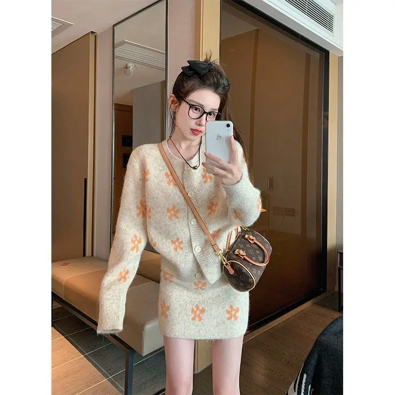 女性の秋と冬のためのセーターセット新しいスタイルの気質年齢を軽減するファッションニットハーフスカートツーピースセット