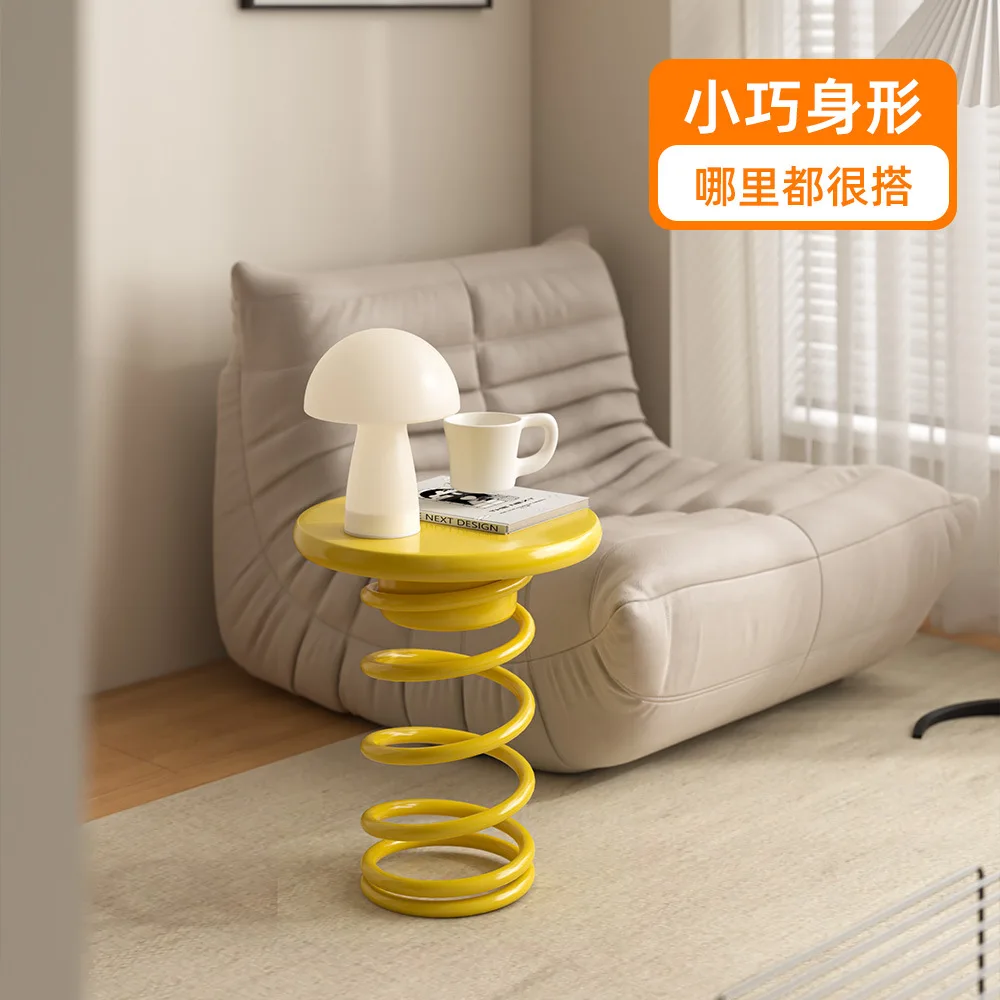 Интернет-знаменитость, креативный дофамин, весенний край, несколько спальни, простая прикроватная тумбочка, несколько скандинавских домашних диванов для гостиной, кремовый