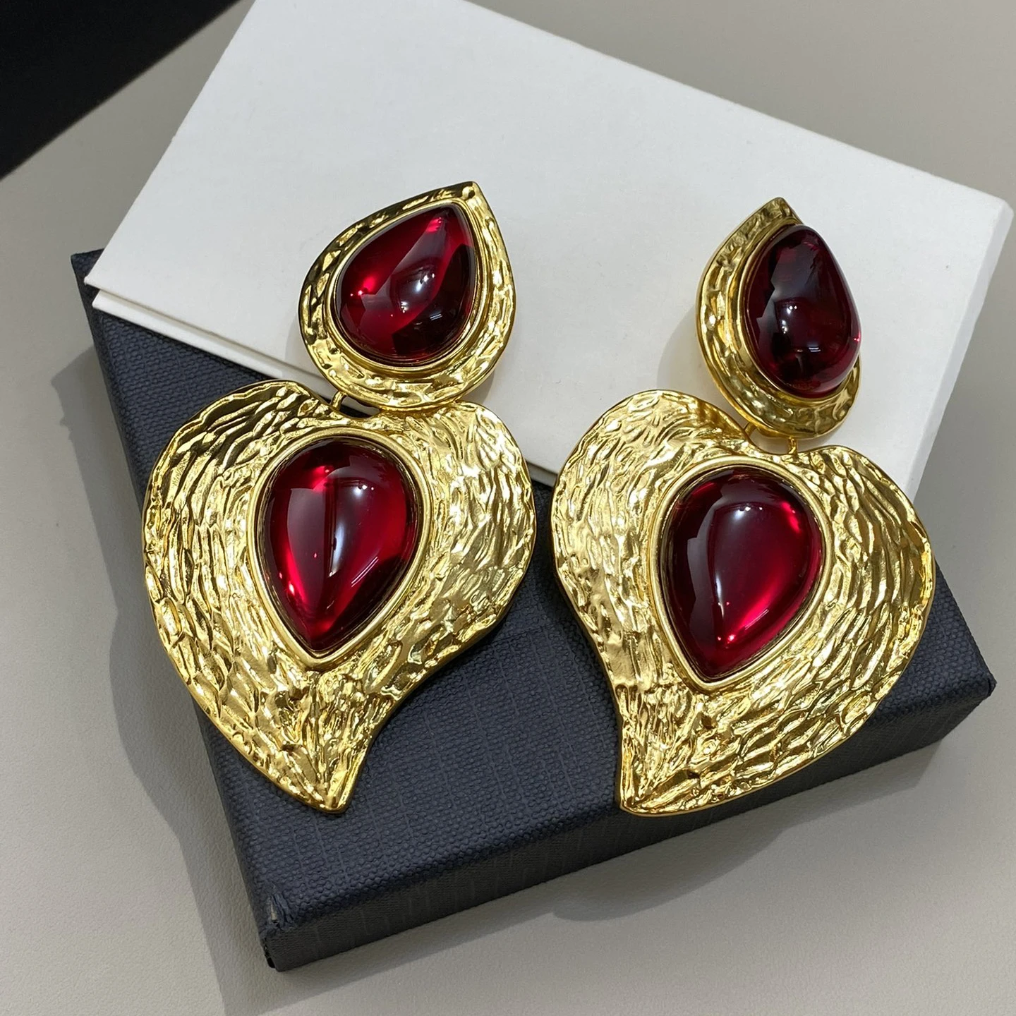 

Gazing Jewelry Vintage Designer Crystal Heart Earrings Big Ear Clip Women Top Quality Europe Brand Luxury Jewelry