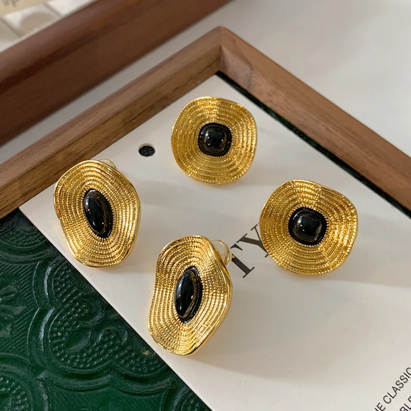 Irregular thread earrings with a fashionable temperament that never fades, enameled ladies' winter ear studs