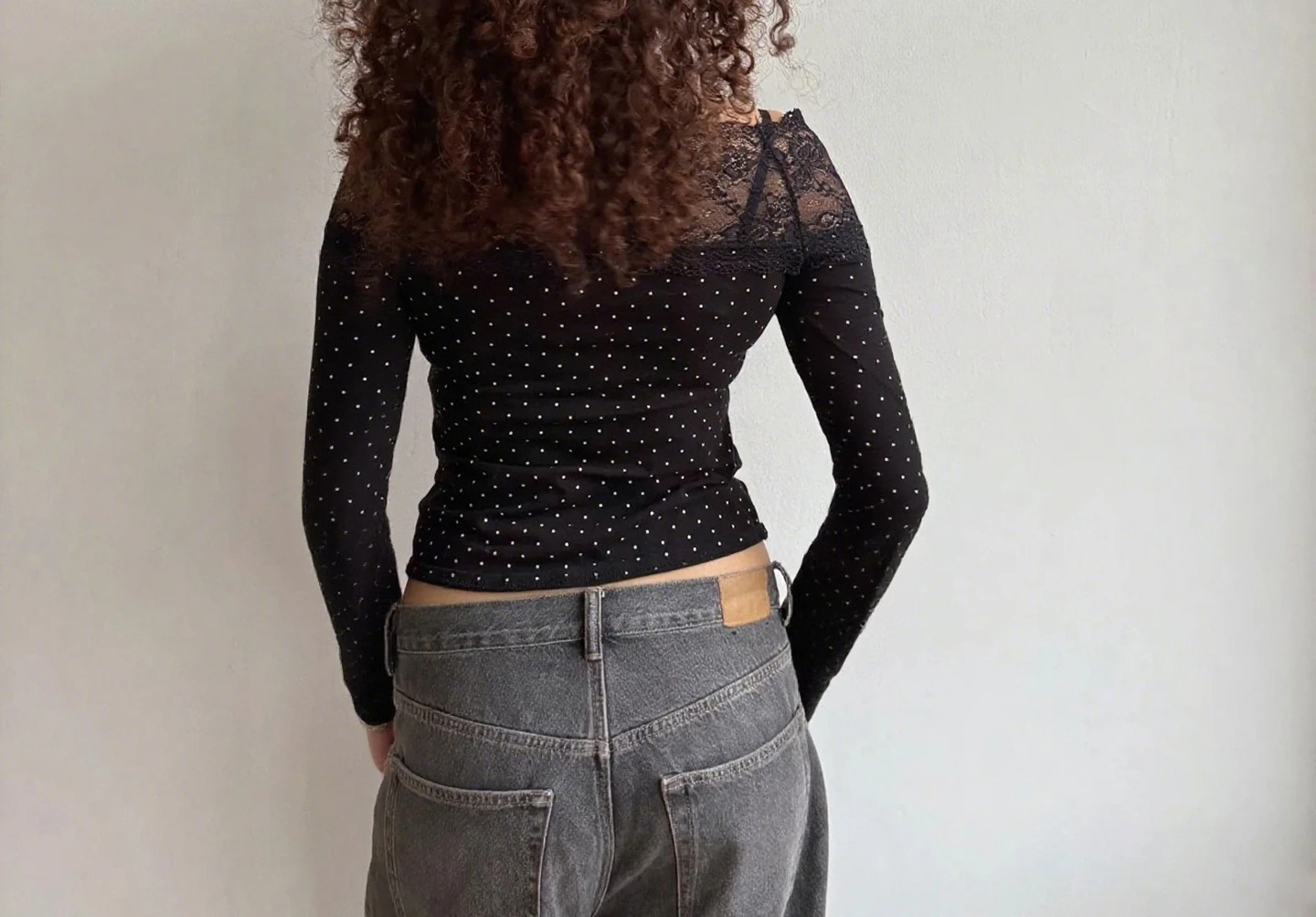 Damska bluzka z długim rękawem, na jedno ramię, z koronkowymi wstawkami, w stylu seksownej i pikantnej dziewczyny z 2025 roku, dopasowana dzianinowa bluzka w kropki.