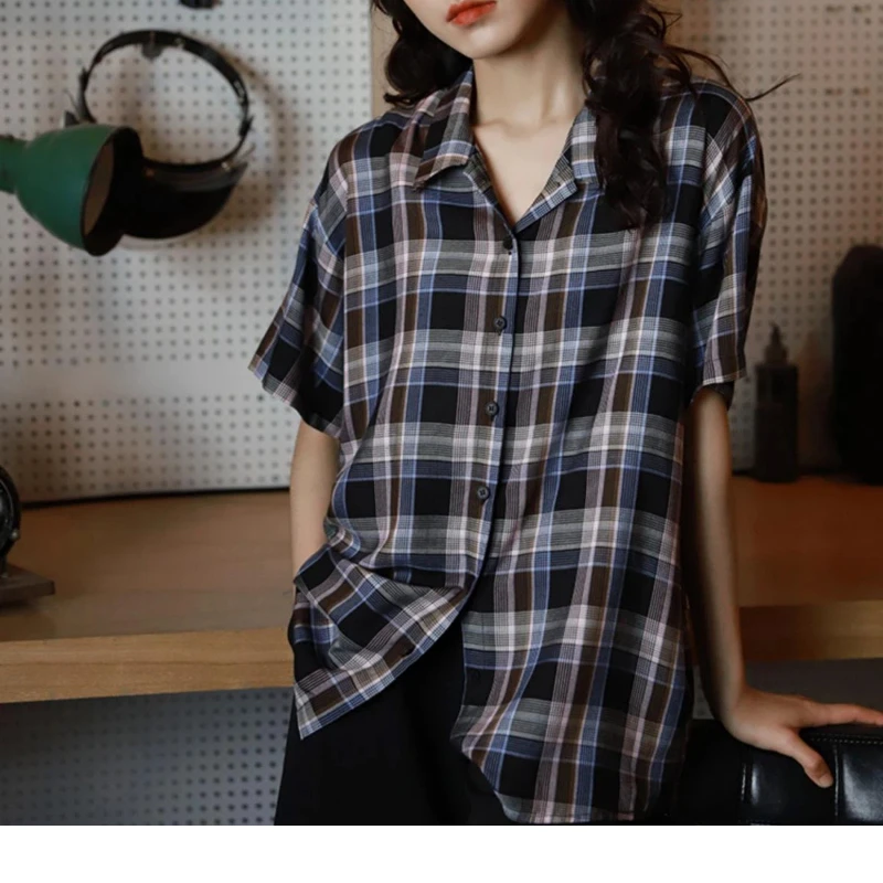 

Новая летняя женская блузка с коротким рукавом в винтажную клетку, на пуговицах, с воротником поло, универсальная, контрастная, в корейском стиле, модная, повседневная