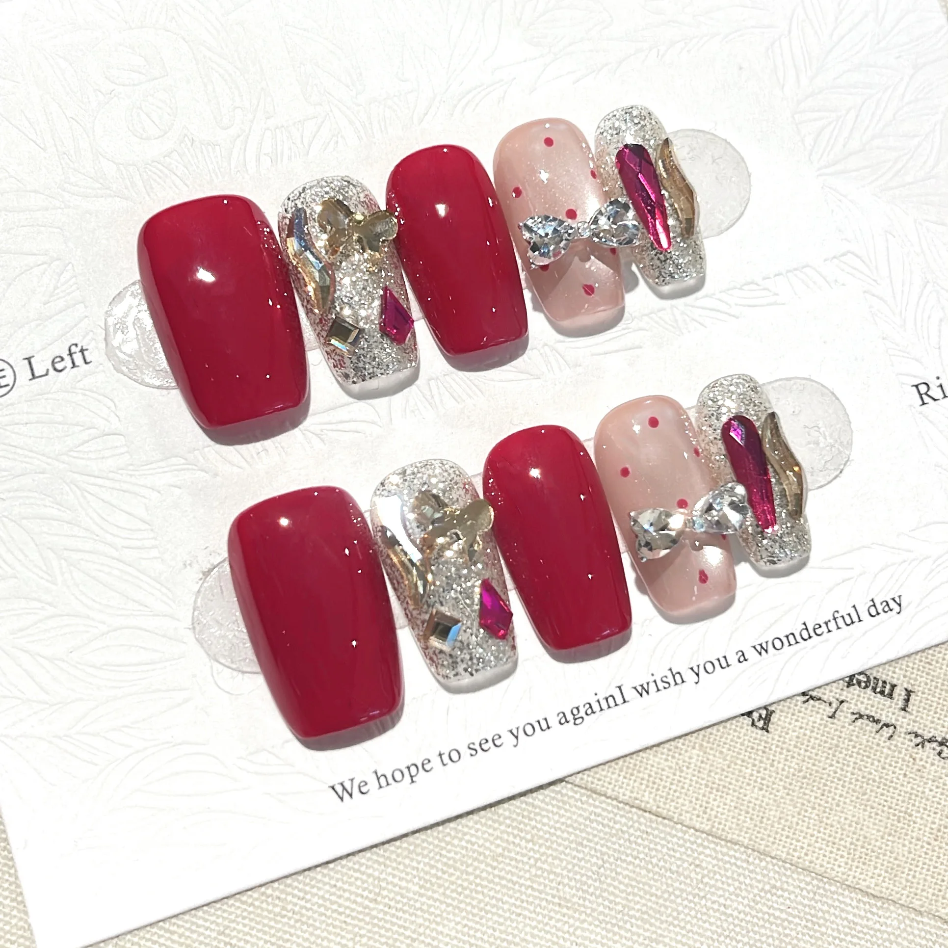 10個入り、手作りの赤いネイルチップ。リボンとラインストーン - Nail Art Red のレビューと価格