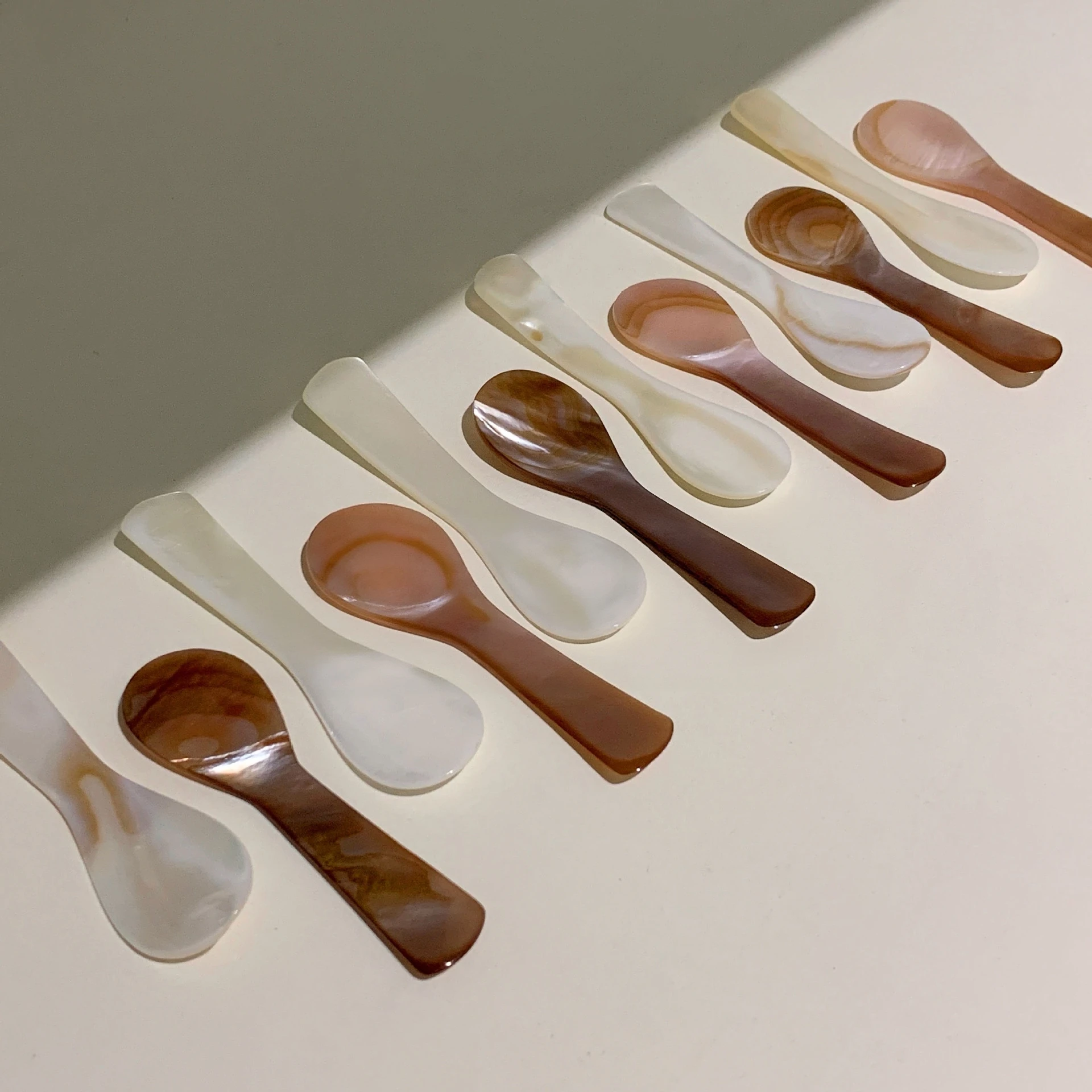 Cute  Natural Shell Small Spoon, Pink‑Coffee & White Mini Caviar Spoon, Creative Seasoning Spoon for Dessert Condiment