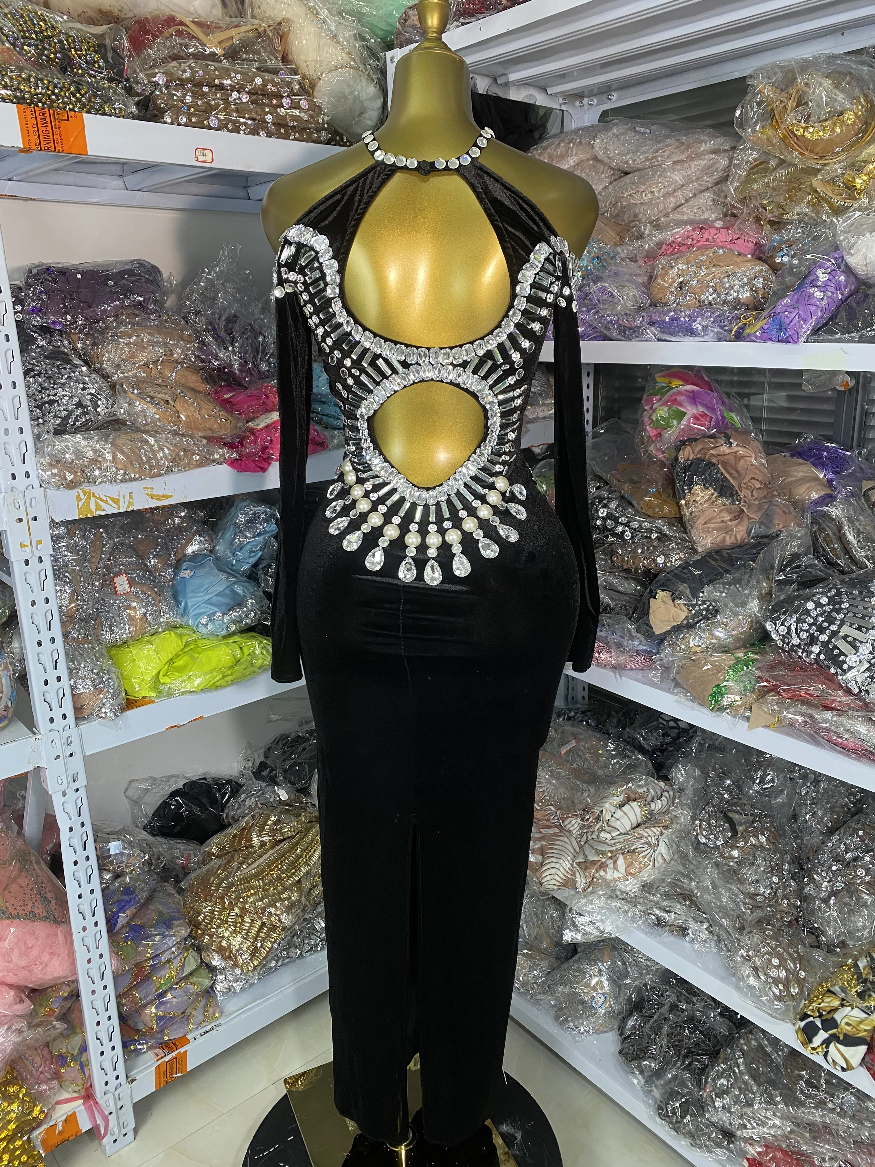 ผู้หญิงหรูหราพรหม Gowns สีดําเซ็กซี่ Halter Key Hole กํามะหยี่คริสตัลยาวชุดถุงมือ Celebrity Evening Club Party Dresses