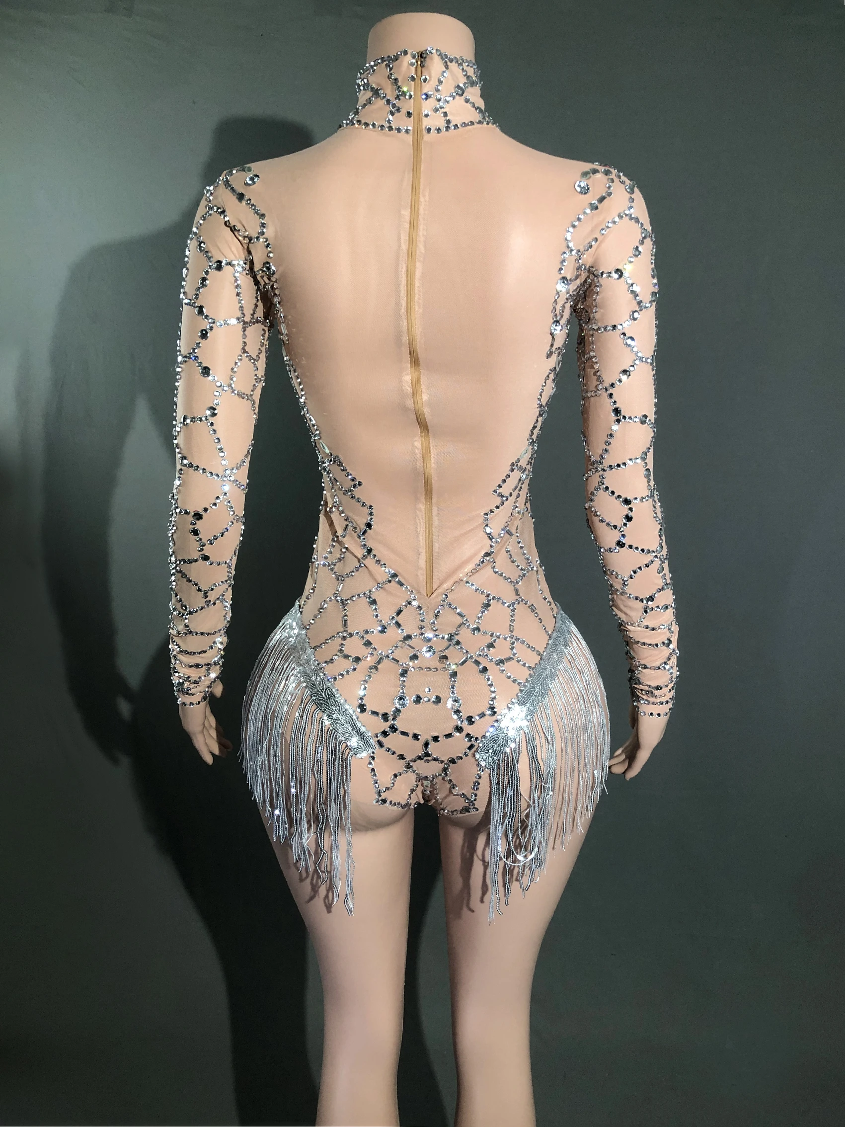 doorzichtige bodysuit van doorschijnende stof, hoge kraag, hangende nekkwastjes, toneelvoorstelling, kostuum, mesh, heldere diamant