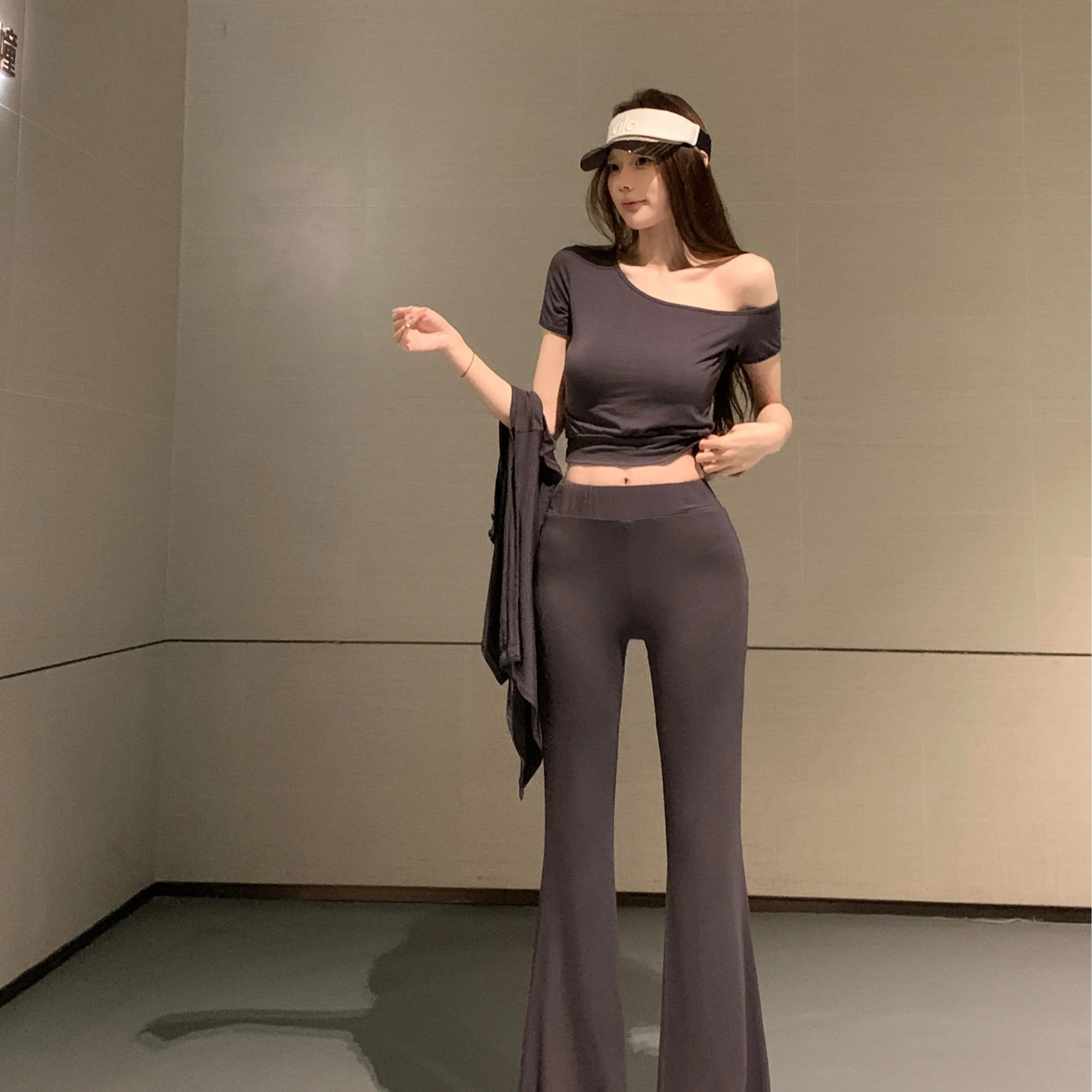 

Модный летний комплект 2026: приталенная футболка с коротким рукавом и брюки с широкими штанинами, повседневный стиль, женская одежда, Гонконг