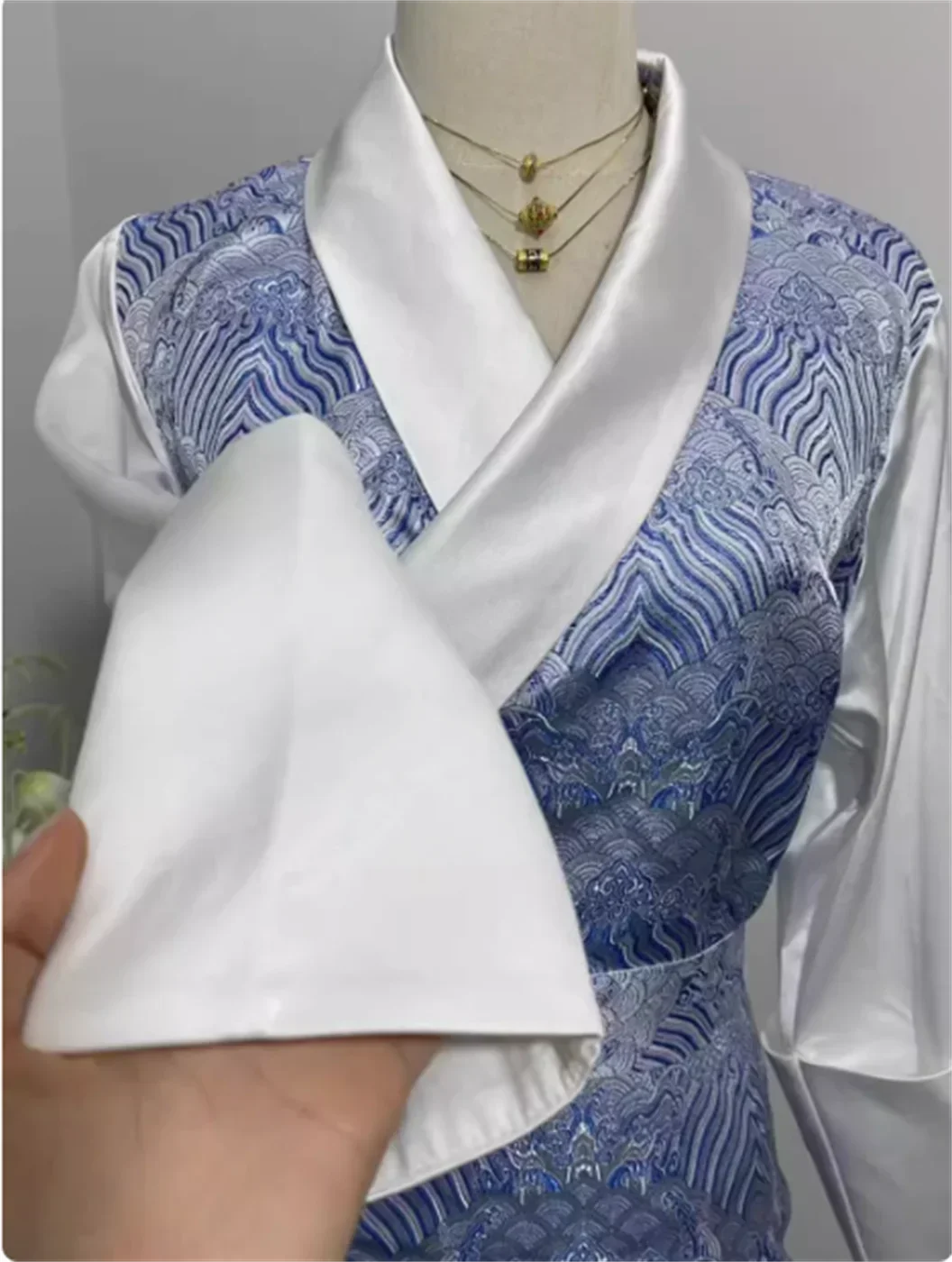 Blauwe pola rok, etnische kenmerken, Lhasa kleding, Tibetaanse kleding