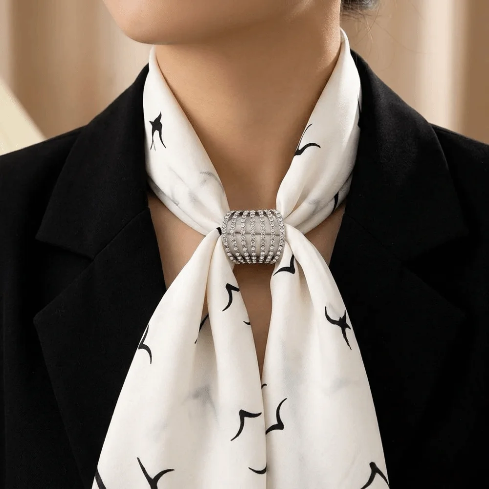 Full Rhinestone Scarf Fastening Buckle Exquisite No Slip Clothing Corner Clamp Multi-purpose Niche Scarf Buckle Clip Silk Shawl