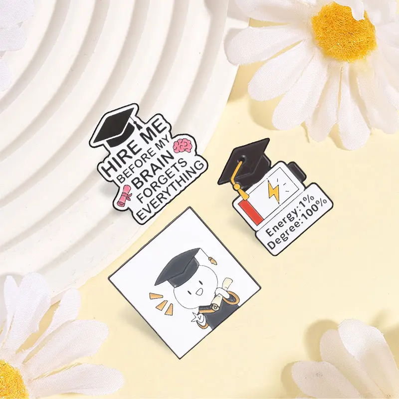 Energy 1% Degree 100% Cartoon Abschluss-Emaille-Pin: „Hire Me Before My Brain Forgets Everything“ Brosche – Abschluss-Schmuckgeschenke – Detail 7