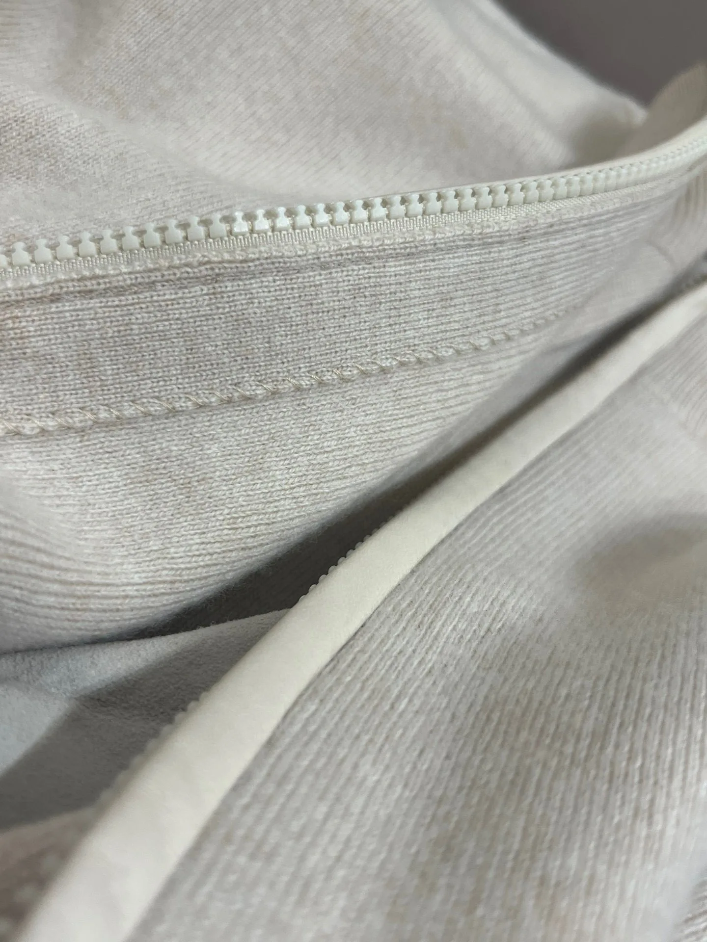 Lässige Strickjacke aus reinem Kaschmir mit Reiß verschluss und echtem Leder besatz