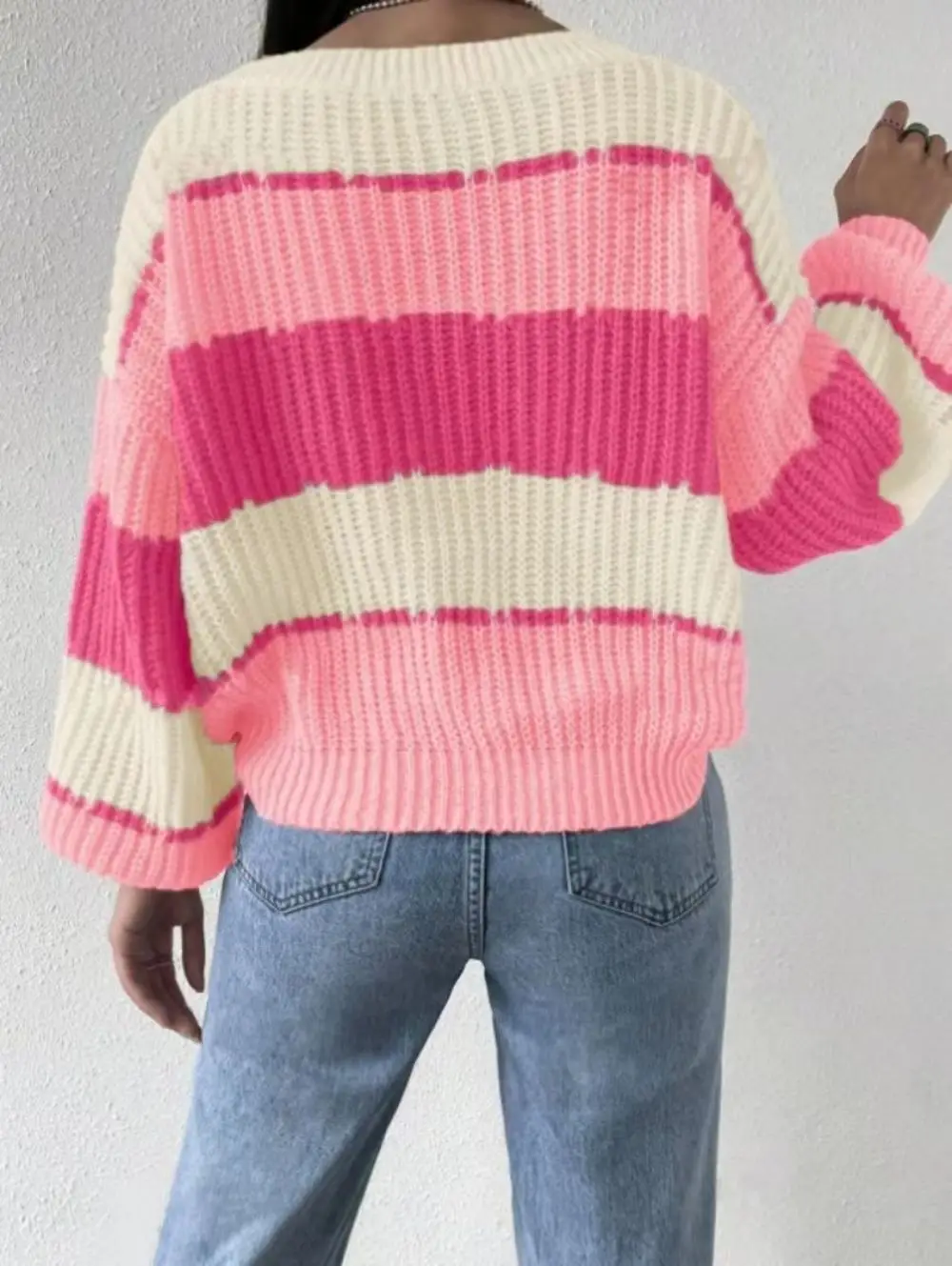 Korean lazy pink sweater 2024 Autumn/Winter design sense of color contrast round neck stripes outside the top woman