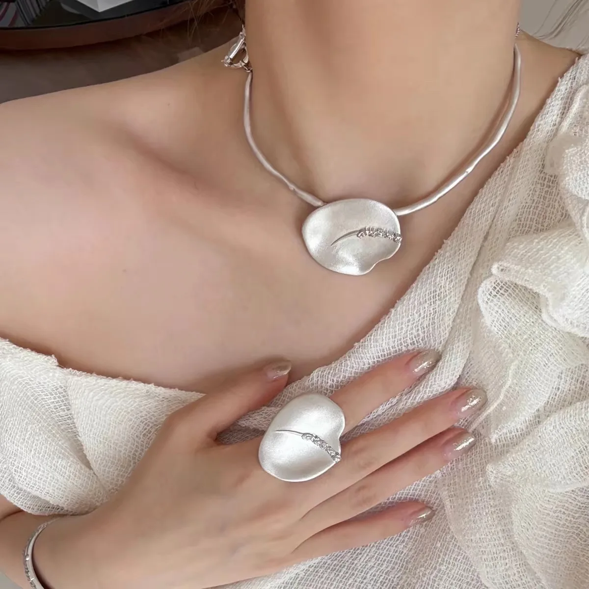 

Fashionable European And American Tassel Silver Open Ring for Ladies Commute Jewelry Daily Party Accessory with High-End Sensati