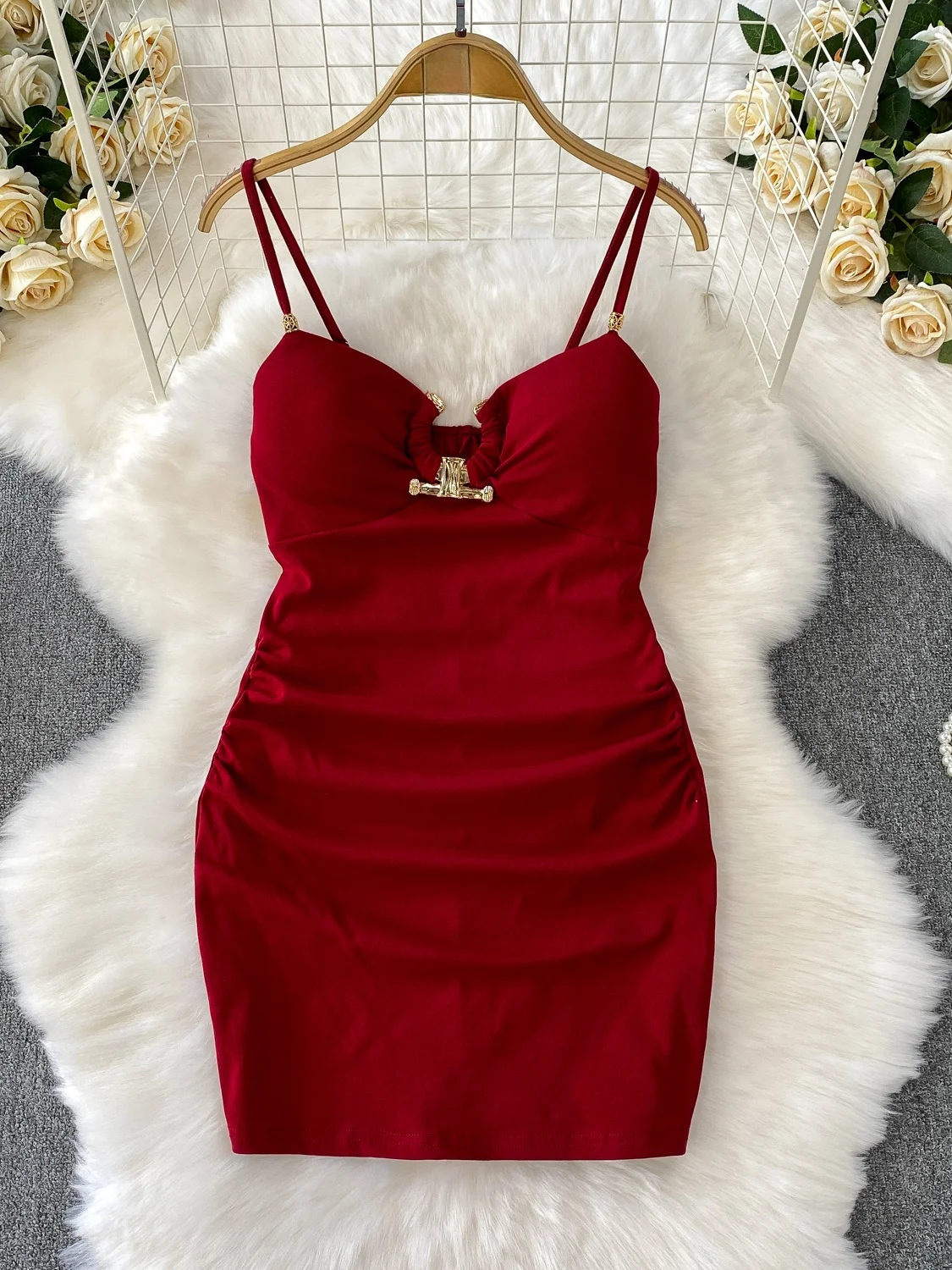 Vestido E e Sexy com Decote em V e Alças, Novo Estilo F com Almofada para o Peito, Ajuste Slim Fit Bodycon