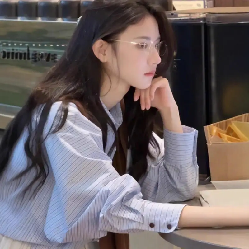 Niebieska koszula w paski z długim rękawem dziewczęca wiosna jesień nowe topy modny temperament niszowa odzież damska odmładzająca hurt