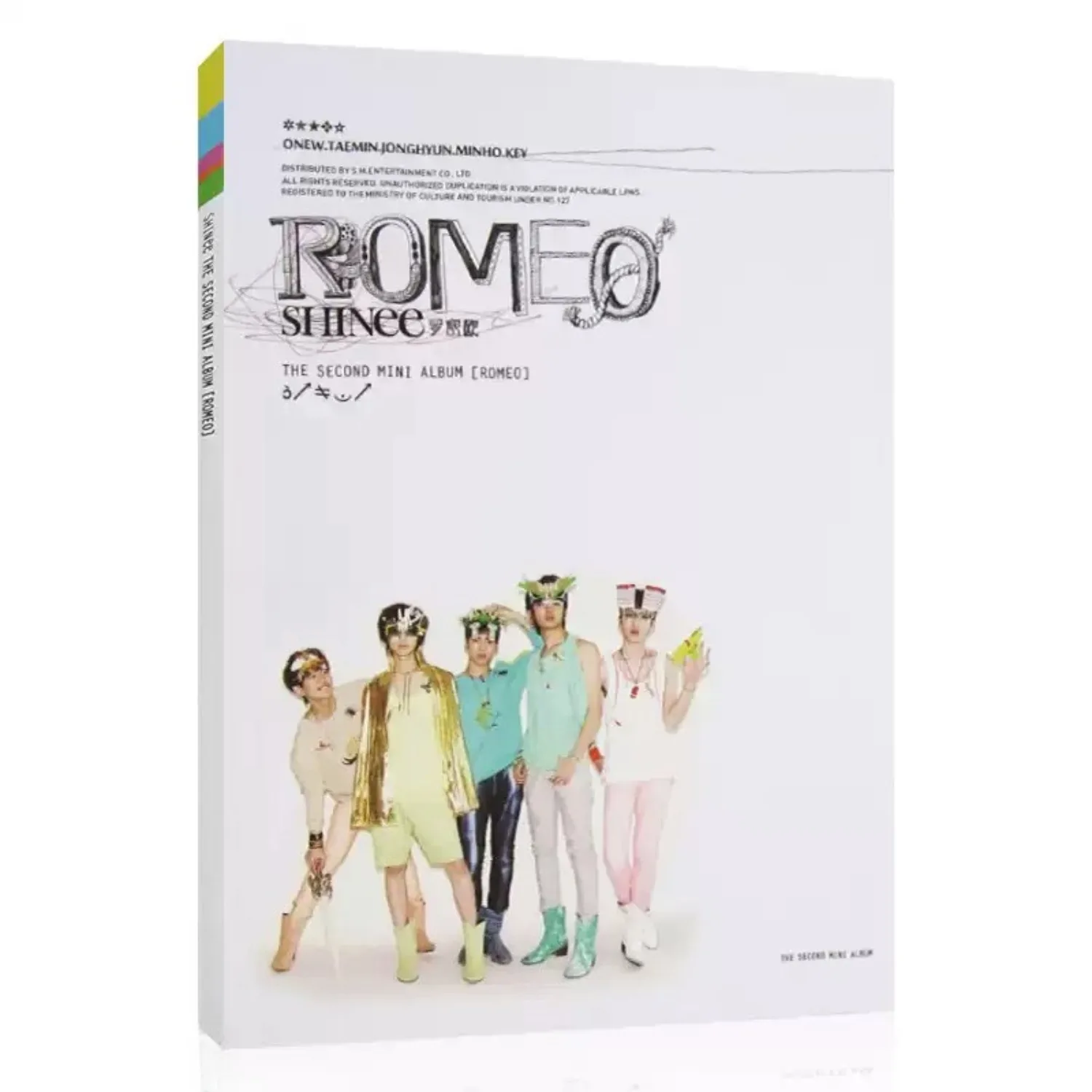 Álbum de CD de K-Pop, portada con una foto de grupo sobre un fondo blanco y moderno, música coreana de estilo pop, vibrante y con una atmósfera energética, ideal para disfrutar de una experiencia auditiva inmersiva.