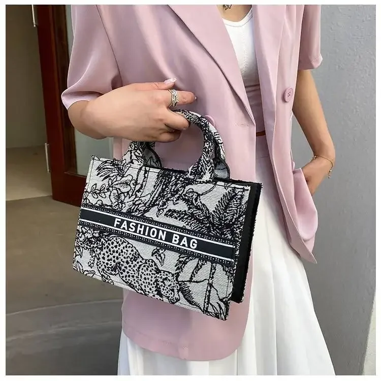 Fashionable and Personalized Design Large Capacity Printed Canvas Handbag Women New Trend Shopping Bag Internet Famous Tote Bag