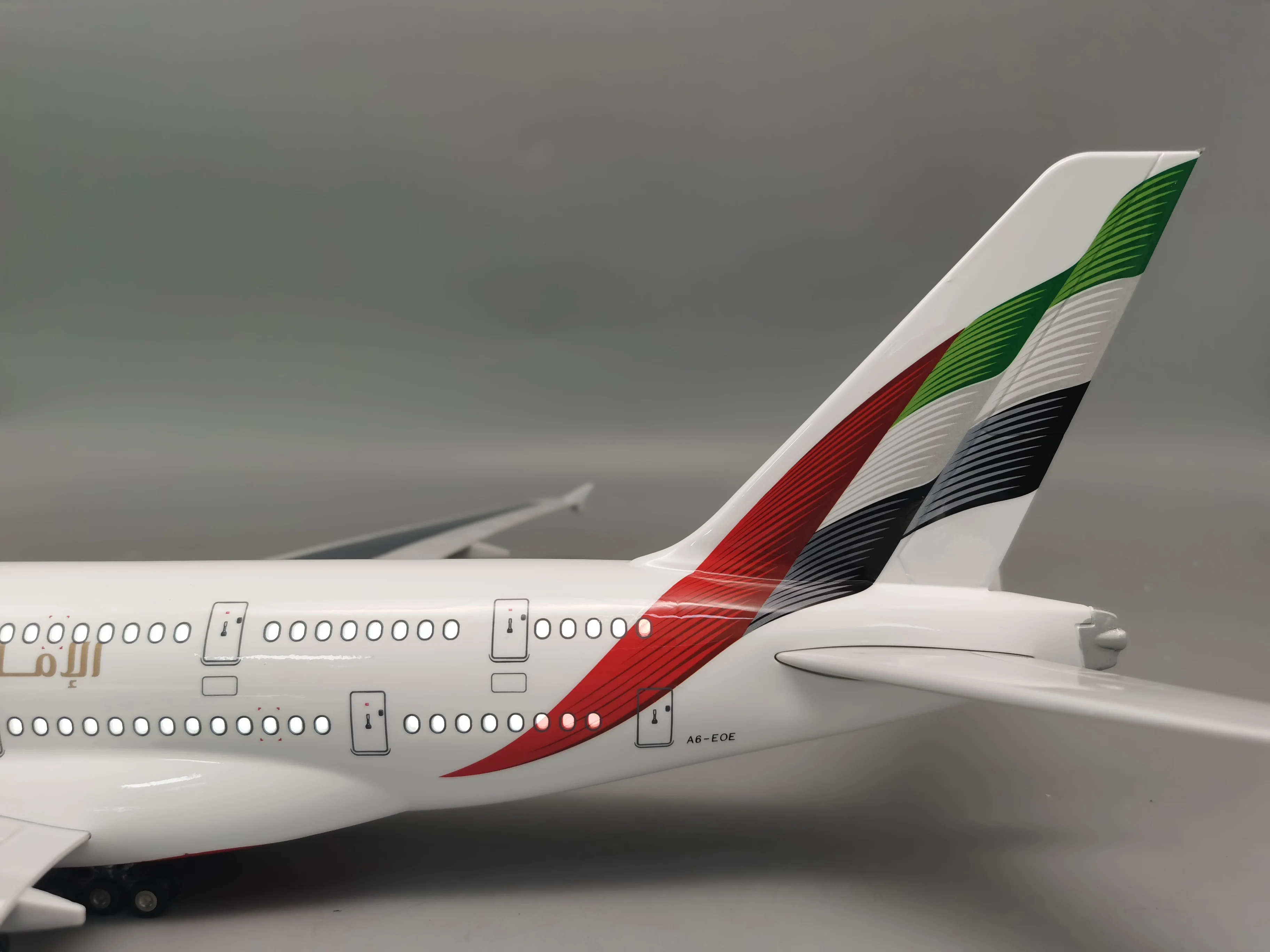 2024 New Painted 1/160 Scale Diecast Model A380 Emirates Airways Resin Airplane With Light Toy Airline Collection Display Gifts