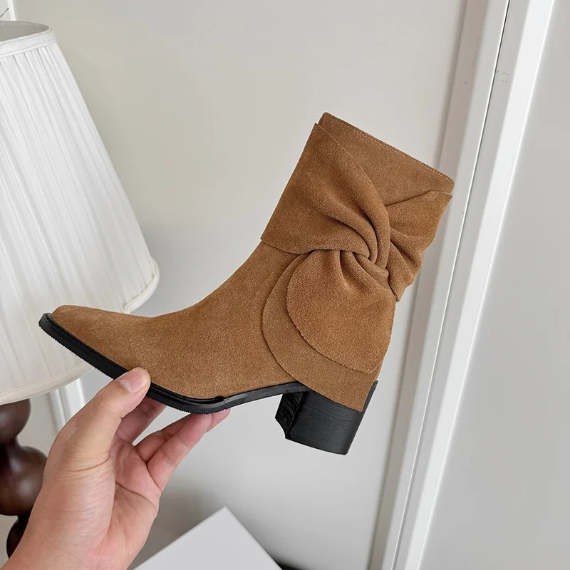 

Модная женская обувь 2025 года, ботильоны из коровьей замши на толстом низком каблуке, пикантные ботинки в стиле вестерн с острым носком, короткие теплые мотоциклетные ботинки, обувь