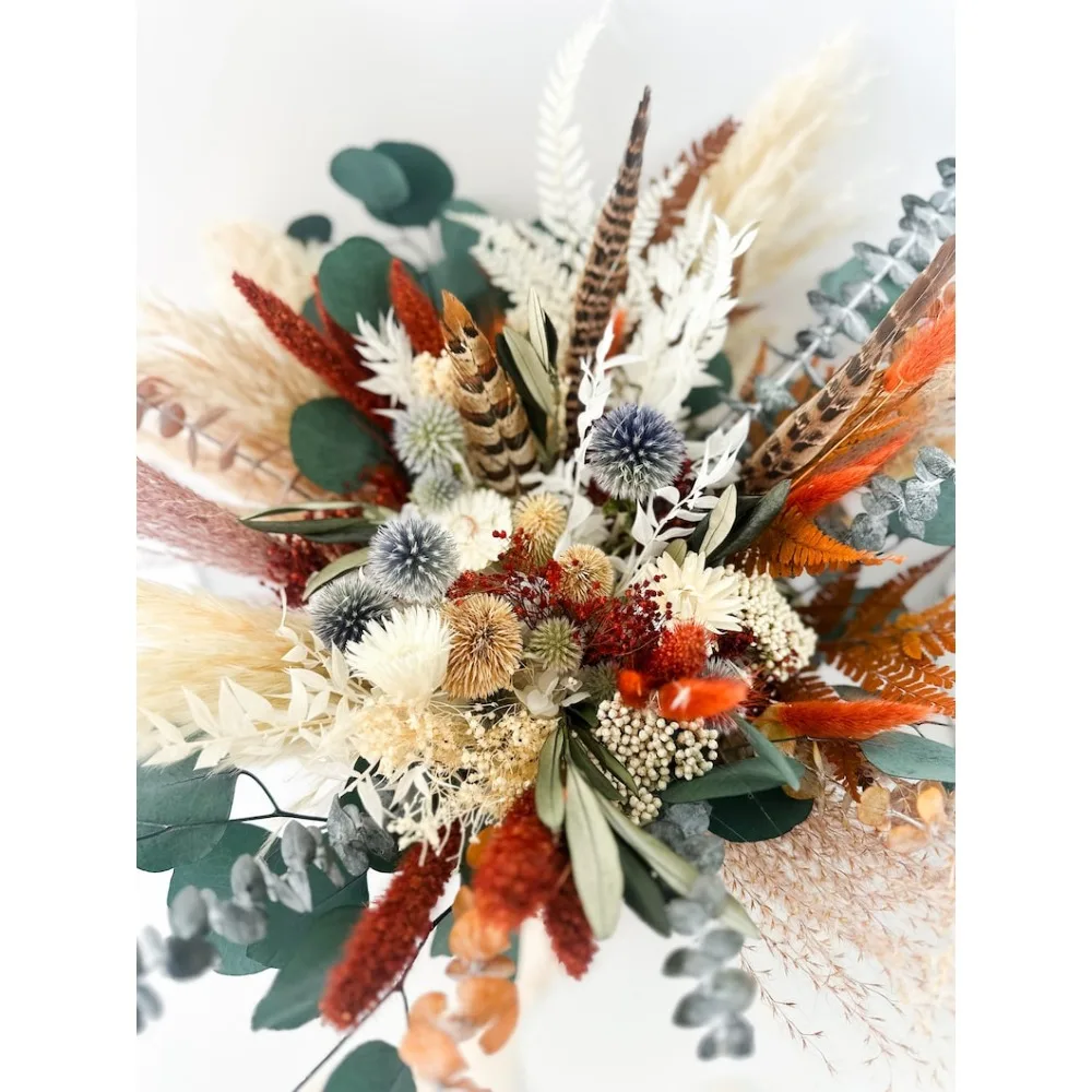 Bouquet de fleurs séchées, terre cuite, bleu poussiéreux, bouquet de plumes de faisan, mariée et demoiselles d'honneur, fleurs de mariage