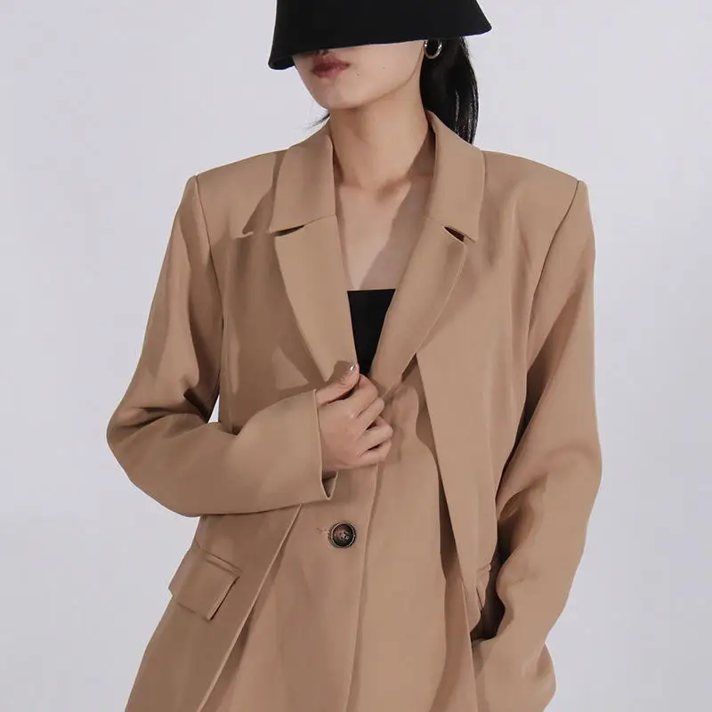 

Модный повседневный свободный женский костюм 2026 года, весенний сезон, премиум-класс, с лоскутным дизайном, длинными рукавами, однотонный, из полиэстера, деловой костюм