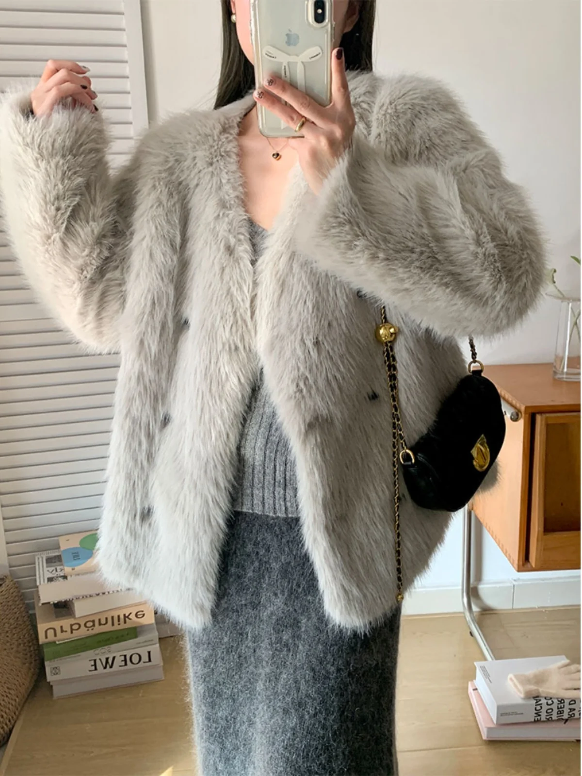 

Trendy Women's ey Fur Jaet 2023 Winter Loose Warm Soft Faux Fur Coat V-Ne Long Regular Length Faionable And Eco-Friendly
