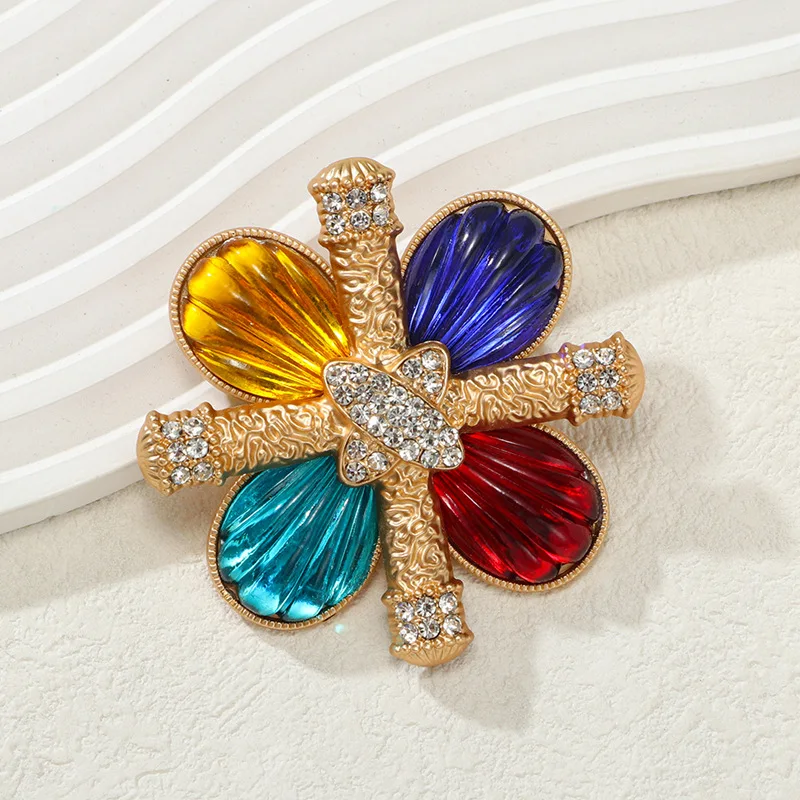 

Retro Court Baroque Cross Brooch For Women Luxury Colorful Crystal Clover Cross Brooches Elegant Lapel Pins Party Jewelry Gifts