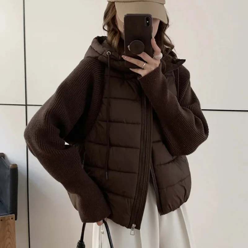 เสื้อแจ็คเก็ตผ้าฝ้ายแบบสั้นทรงเข้ารูปสำหรับผู้หญิง รุ่นใหม่ประจำฤดูหนาวปี 2025 เสื้อสเวตเตอร์ถักน้ำหนักเบาแบบต่อผ้า  พร้อมเสื้อโค้ทผ้าฝ้ายแบบต่อผ้า