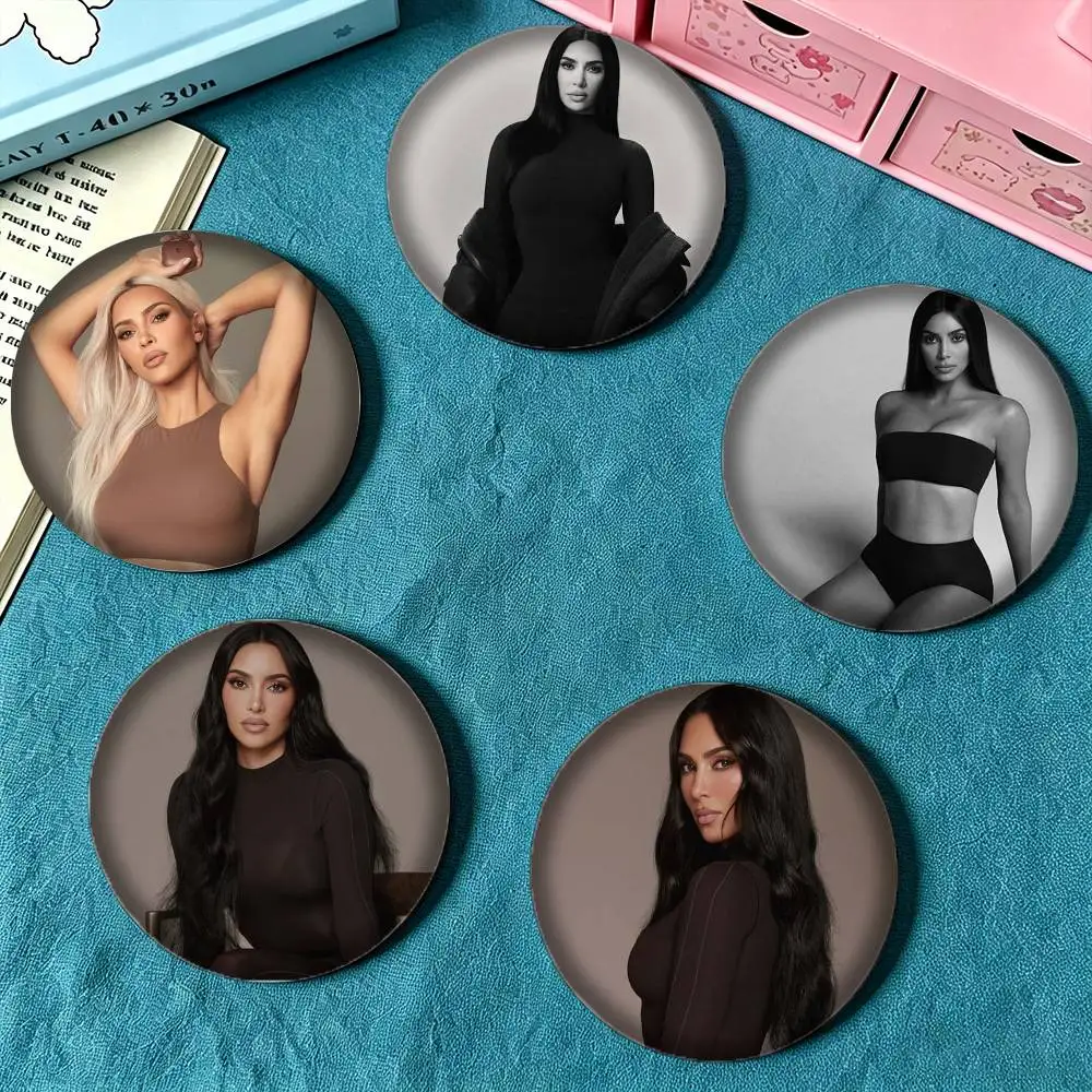 R-Reality TV Kim Kardashian 25mm 32mm 44mm 58mm 75mm Brooches Badges Pins for Accessories Gift