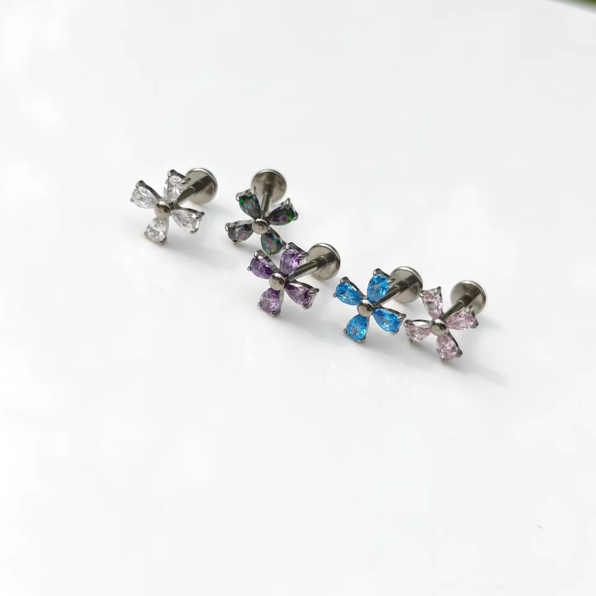 Pendiente labret de titanio ASTM F136 con diseño de flor de cuatro hojas para piercings de labio, lóbulo de la oreja y hélix.