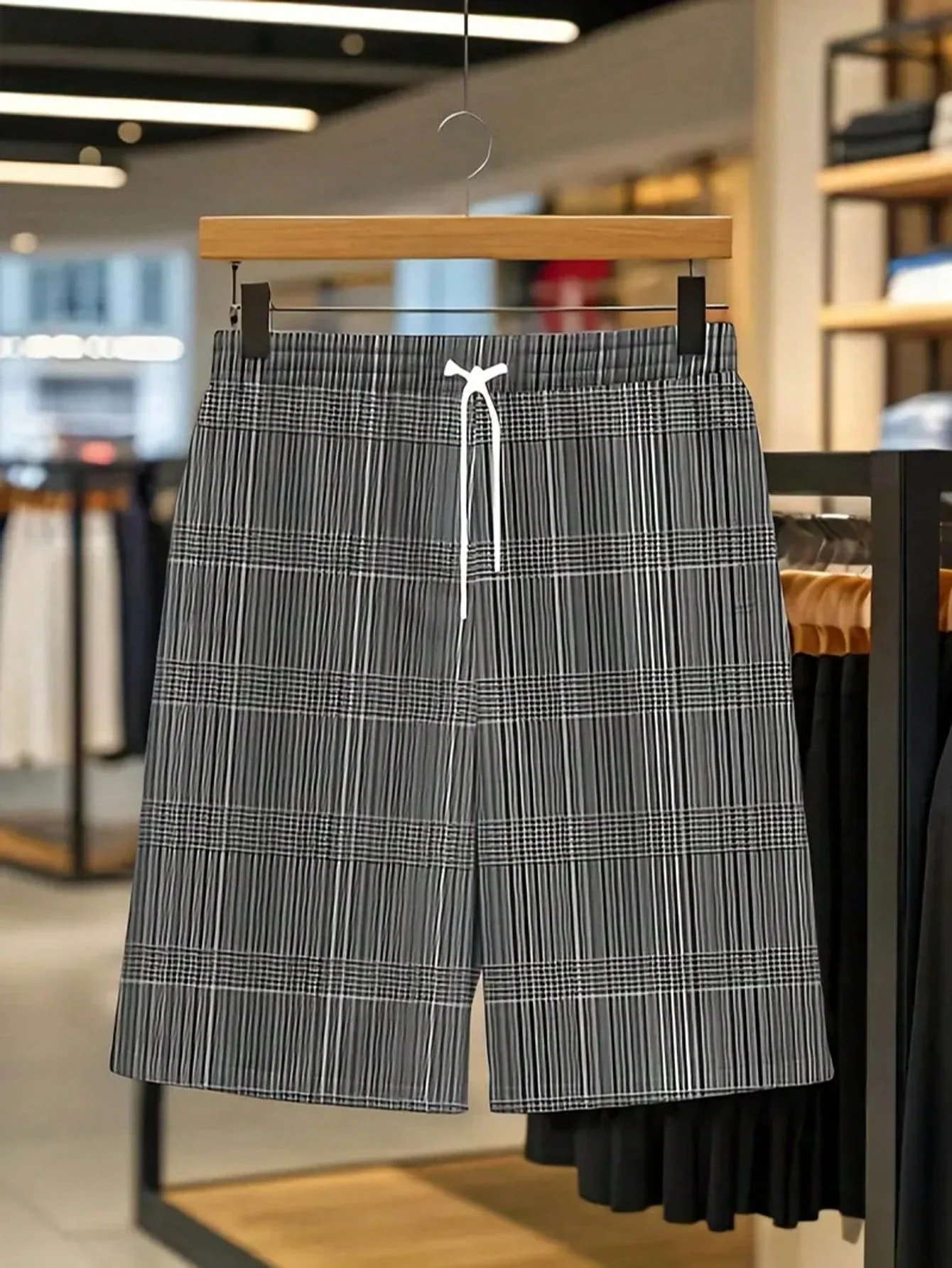 

Мужской спортивный комплект больших размеров: черная футболка в клетку и шорты, 2 предмета