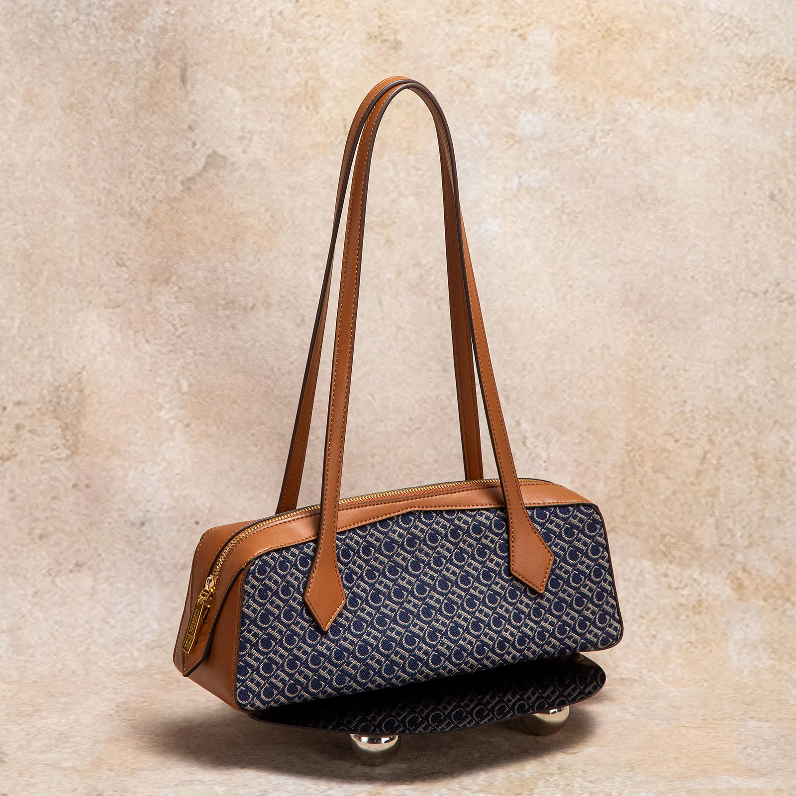 Artistic Patterns Leather Ergonomic Straps Combine Modern Versatility Designer Geometric Leather Totes Luxurious Bags