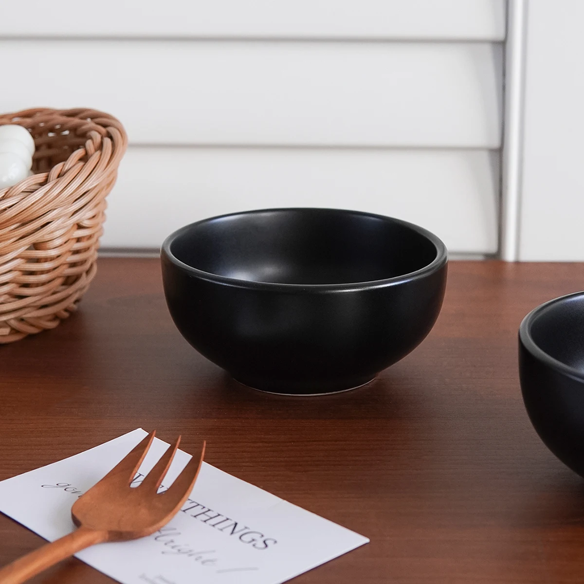 1Pc Black Round Ceramic Salad Bowl, Simple Solid Color Rice Bowl, Suitable for Daily Breakfast Bowls at Home, Light Meal Salad Bowls, Fruit Bowls for the Living Room, Afternoon Tea Dessert Bowls, Gift-Giving Items