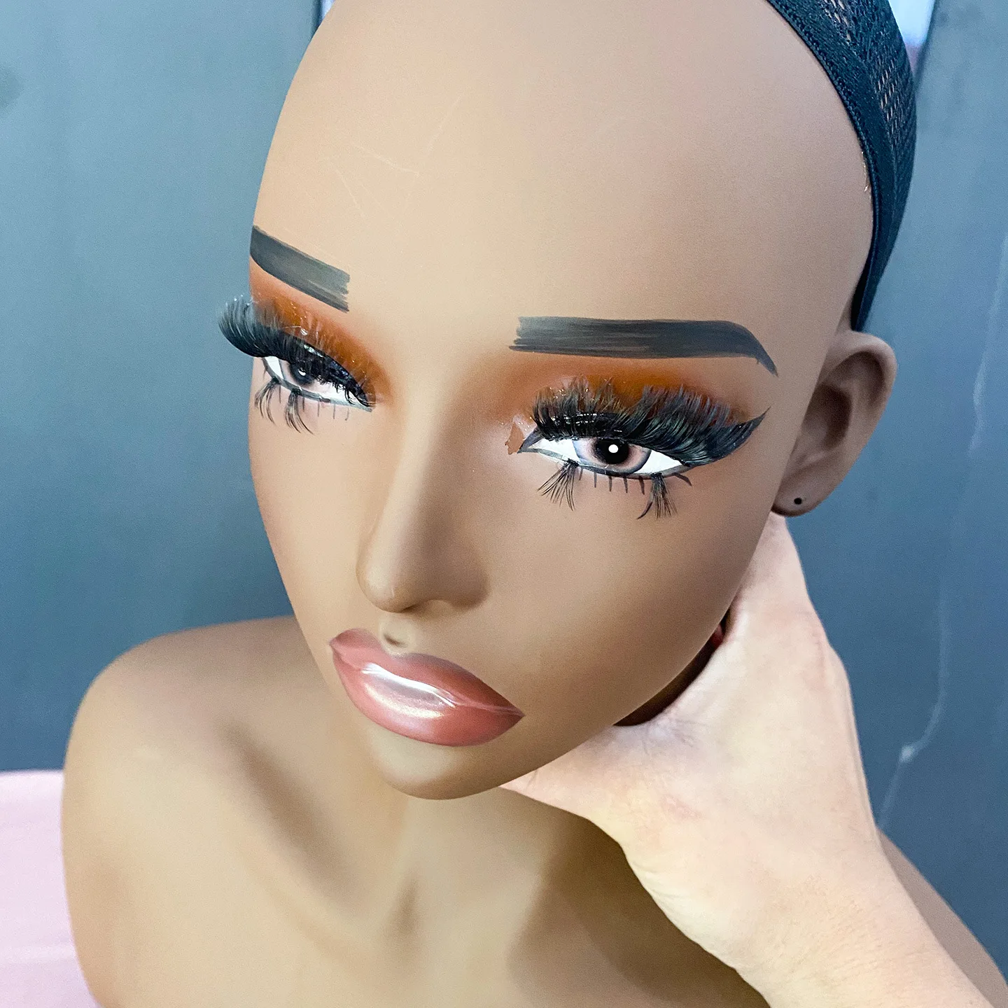 tete-de-mannequin-femme-peau-foncee-avec-buste-et-epaules-maquillage-realiste-tete-de-mannequin-africaine-pour-presentation-de-perruques-coiffure-salon-et-boutique