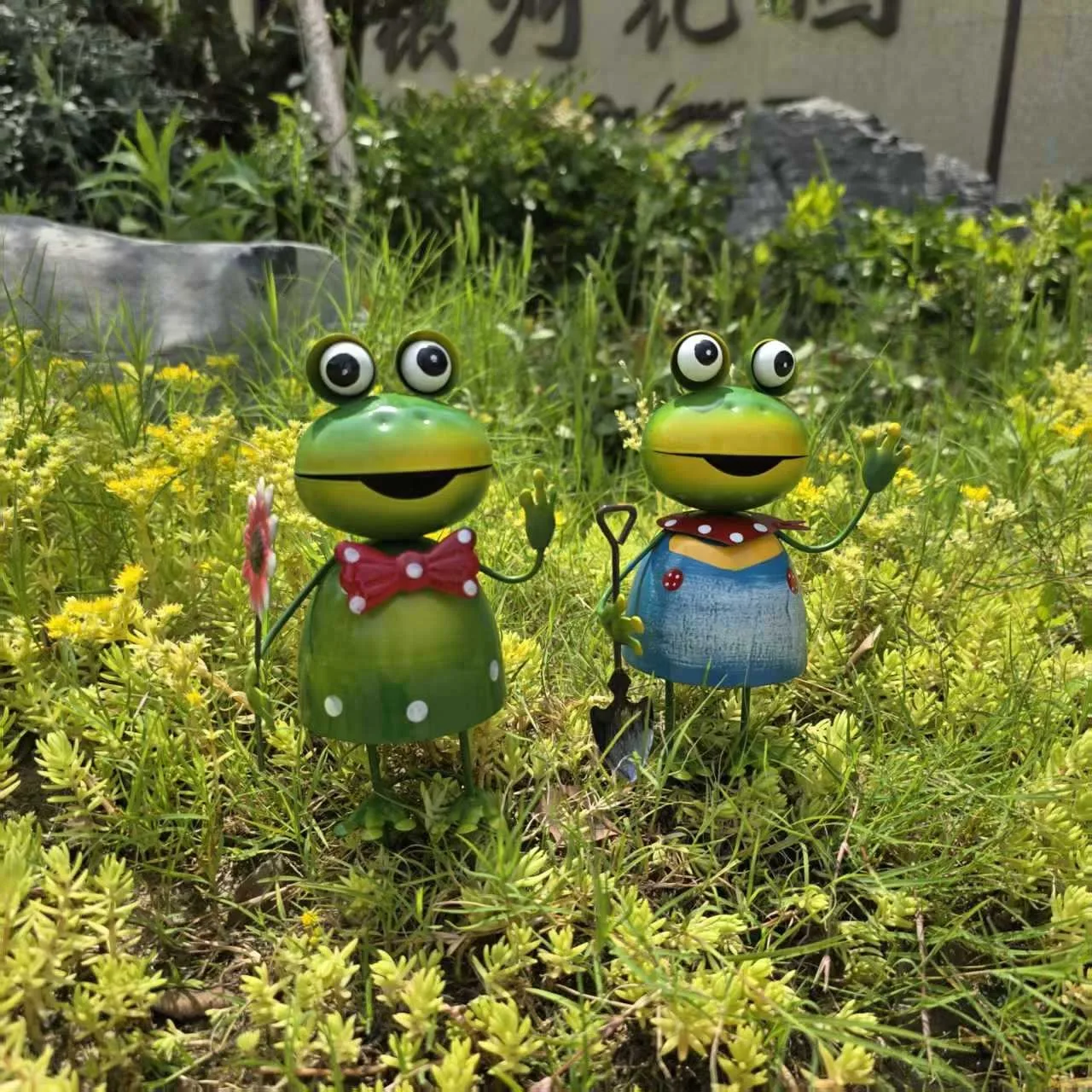 Cartoon-Frosch-Figur, Metall-Hängeornament, wasserdichte Eisenkunst-Dekoration für Terrasse, Garten, Hof, Rasen – Detail 1