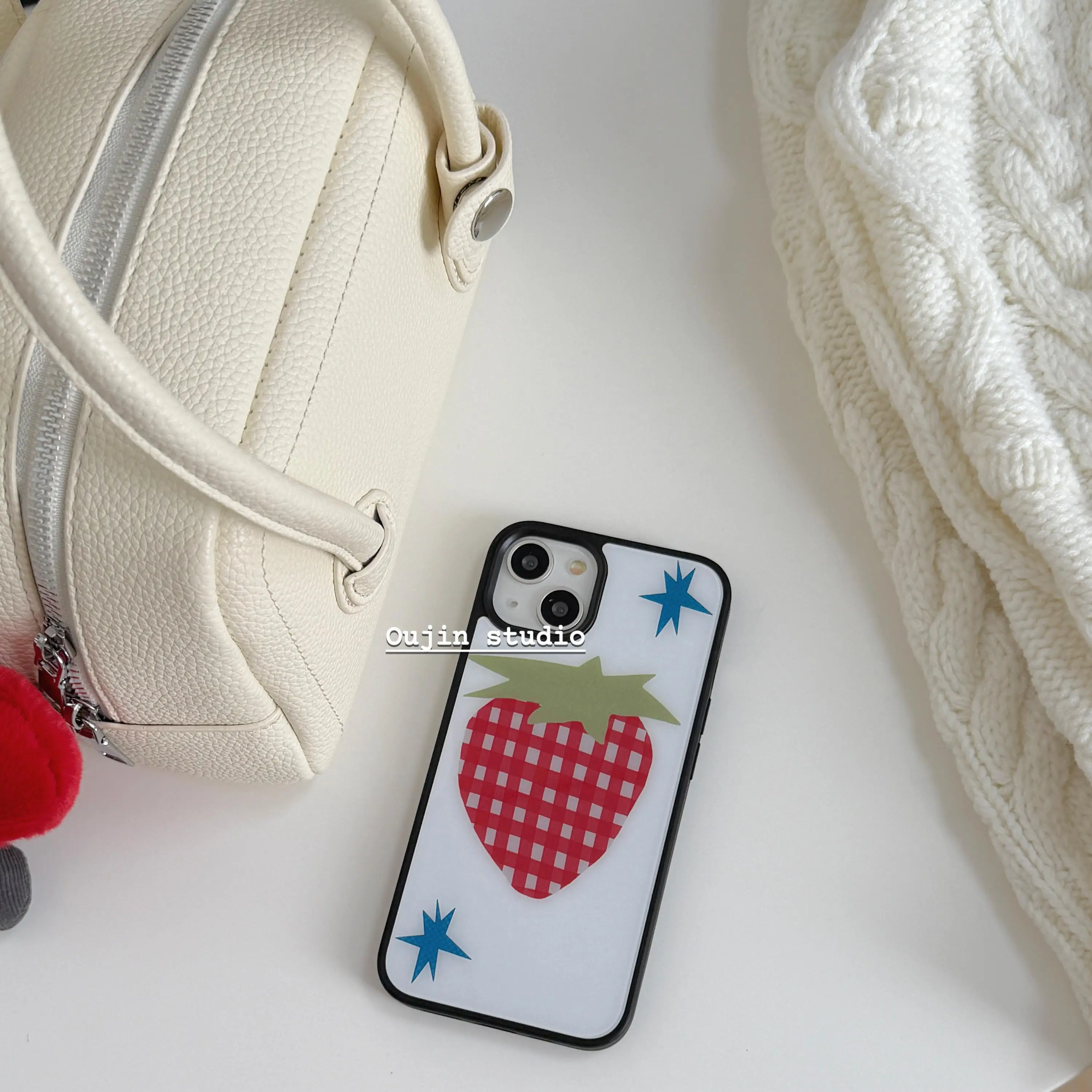 Sayang Strawberry Minji desain yang sama cocok untuk iphone16pro/15pro/13/12/11 casing ponsel Apple penutup pelindung tepi hitam