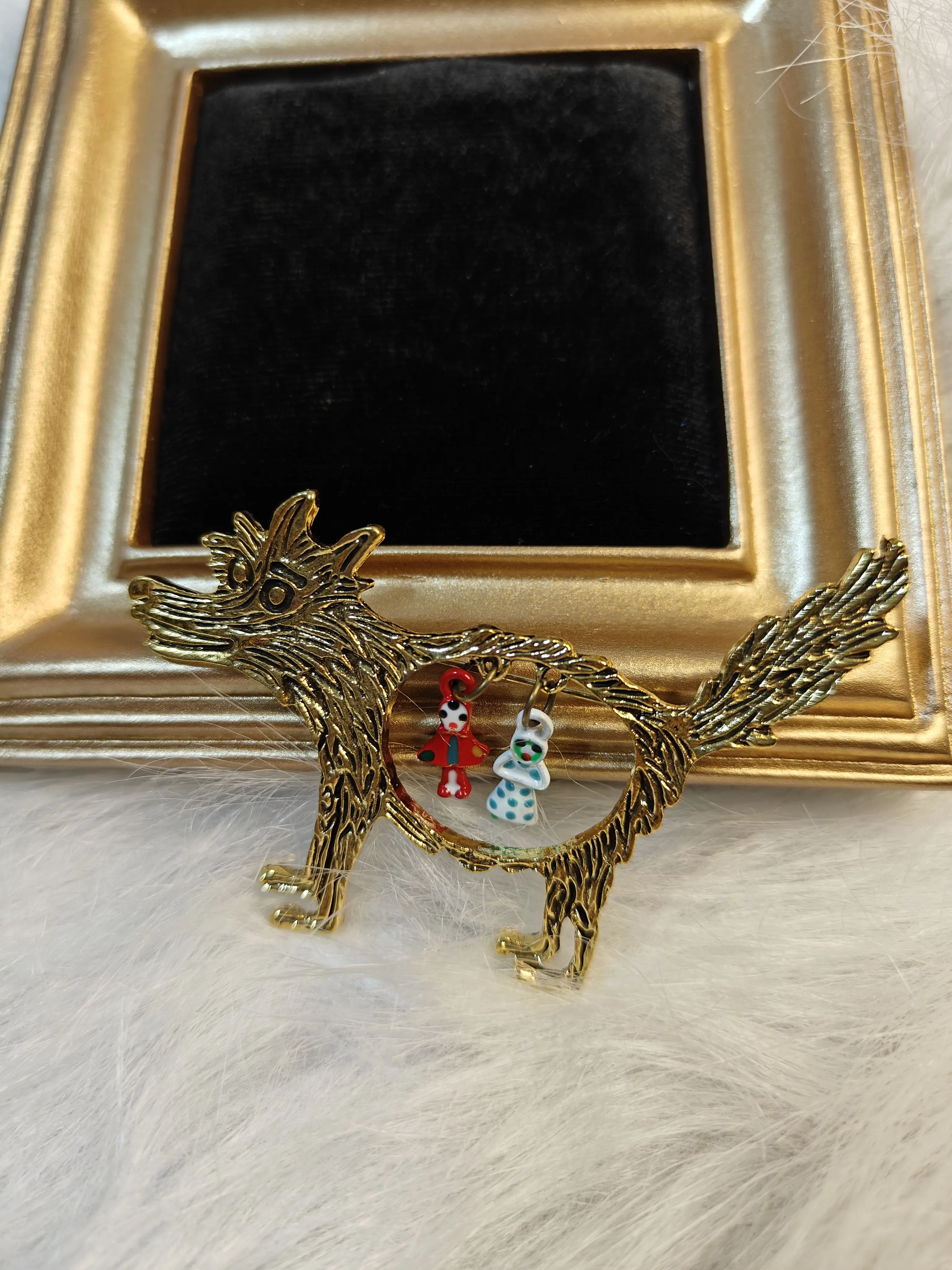 Retro Hollow Wolf Little Red Riding Hood Brooch for Women Men Vintage Animal Suit Collar Pin Buckle Jewelry Gifts