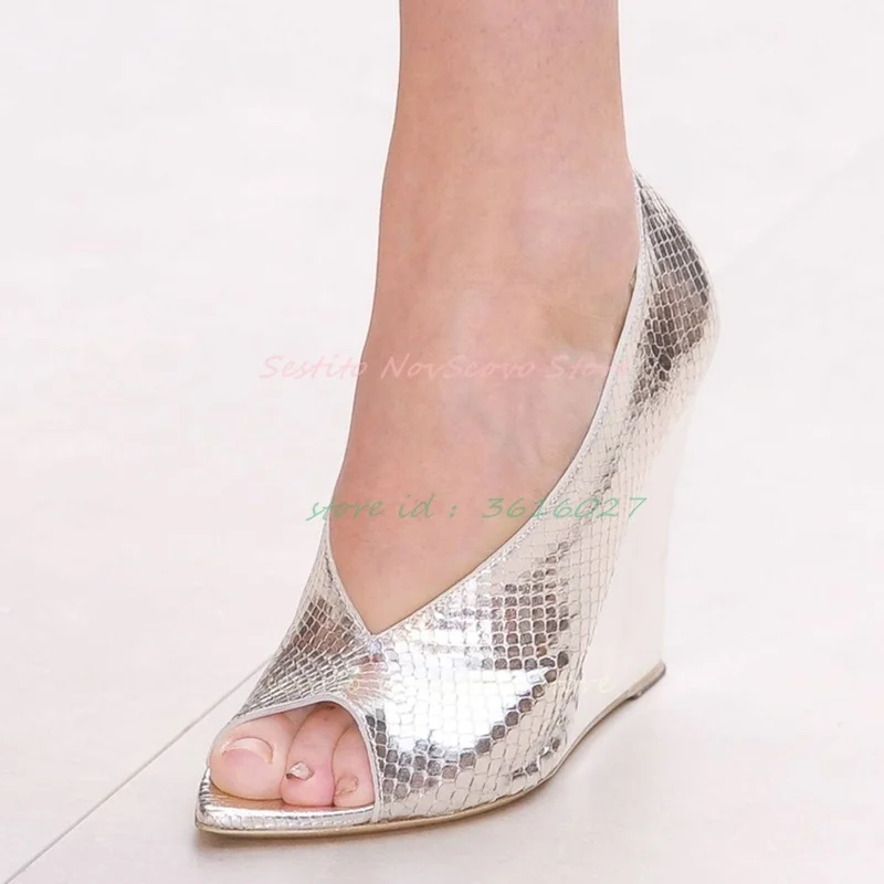 

Peep Toe Wedges Sandals Slip On Shining Snake Pattern Leather Classic Cover Heels Pumps Summer Runway Dress Single Shoes