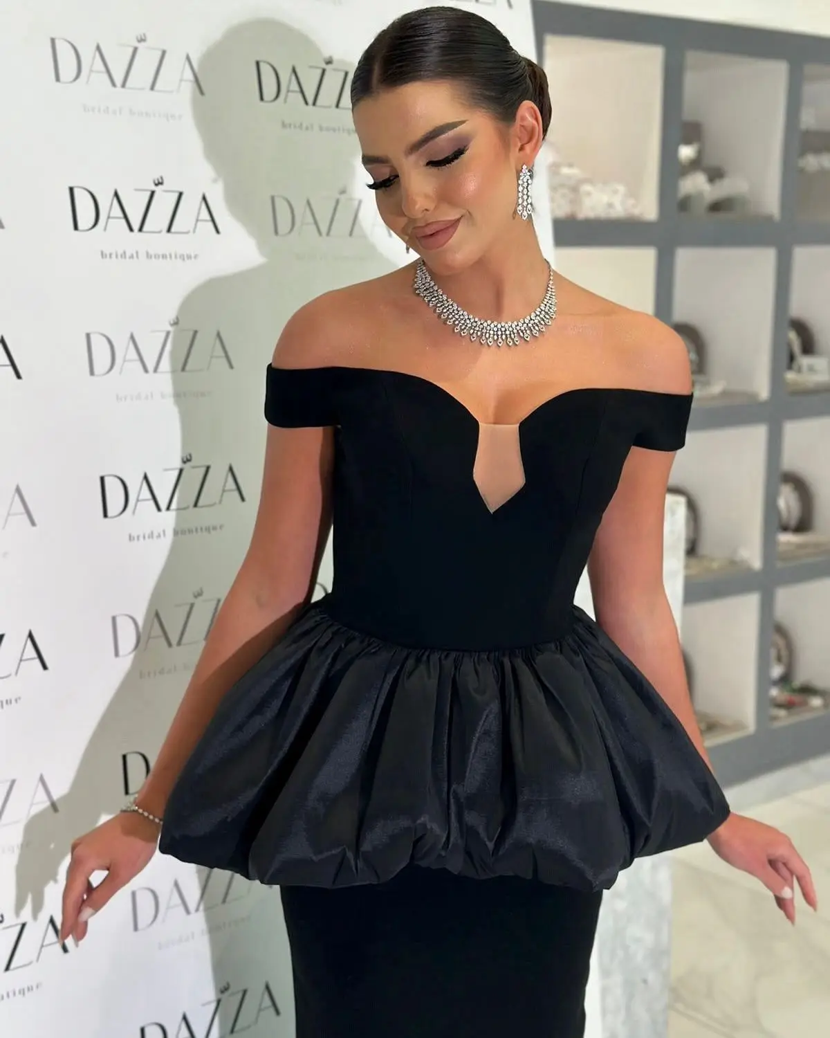 

Meetlove Black Of-the-shoulder Sleeveless Floor Length Mermaid Simple Satin V-neck Prom Gowns for Women Party Customized