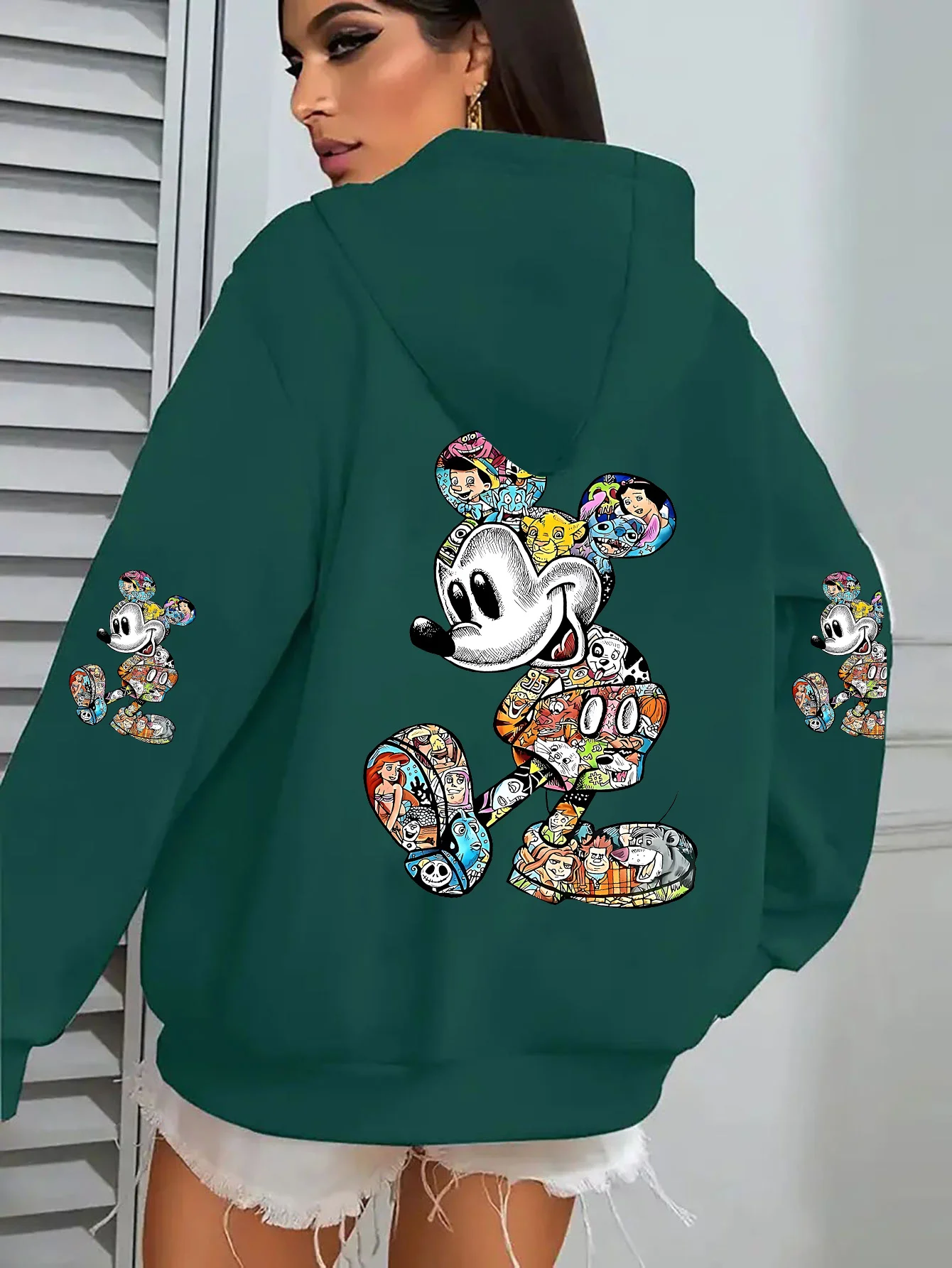 Unisex Disney katoenfleece hoodie zwarte kleur grote achterkant Mickey silhouet collage met meerdere klassieke karakters ontwerp