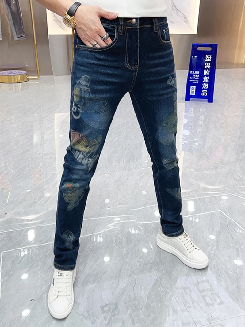 

Новые осенние мужские джинсы с принтом, темно-синие, зауженные, повседневные, длинные брюки, модные, универсальные, с эффектом потертости, утягивающие, с узким низом