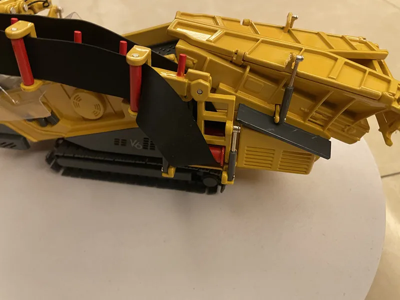 Original Factory 1:50 Keestrack K6 Frontier Diecast Screen Crusher Crawler Alloy Construction Machinery Model for Gift