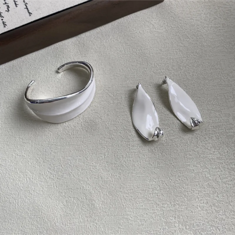 Plant based white enamel rolled leaf shaped wide face bracelet for female niche design, high-end and fashionable earrings